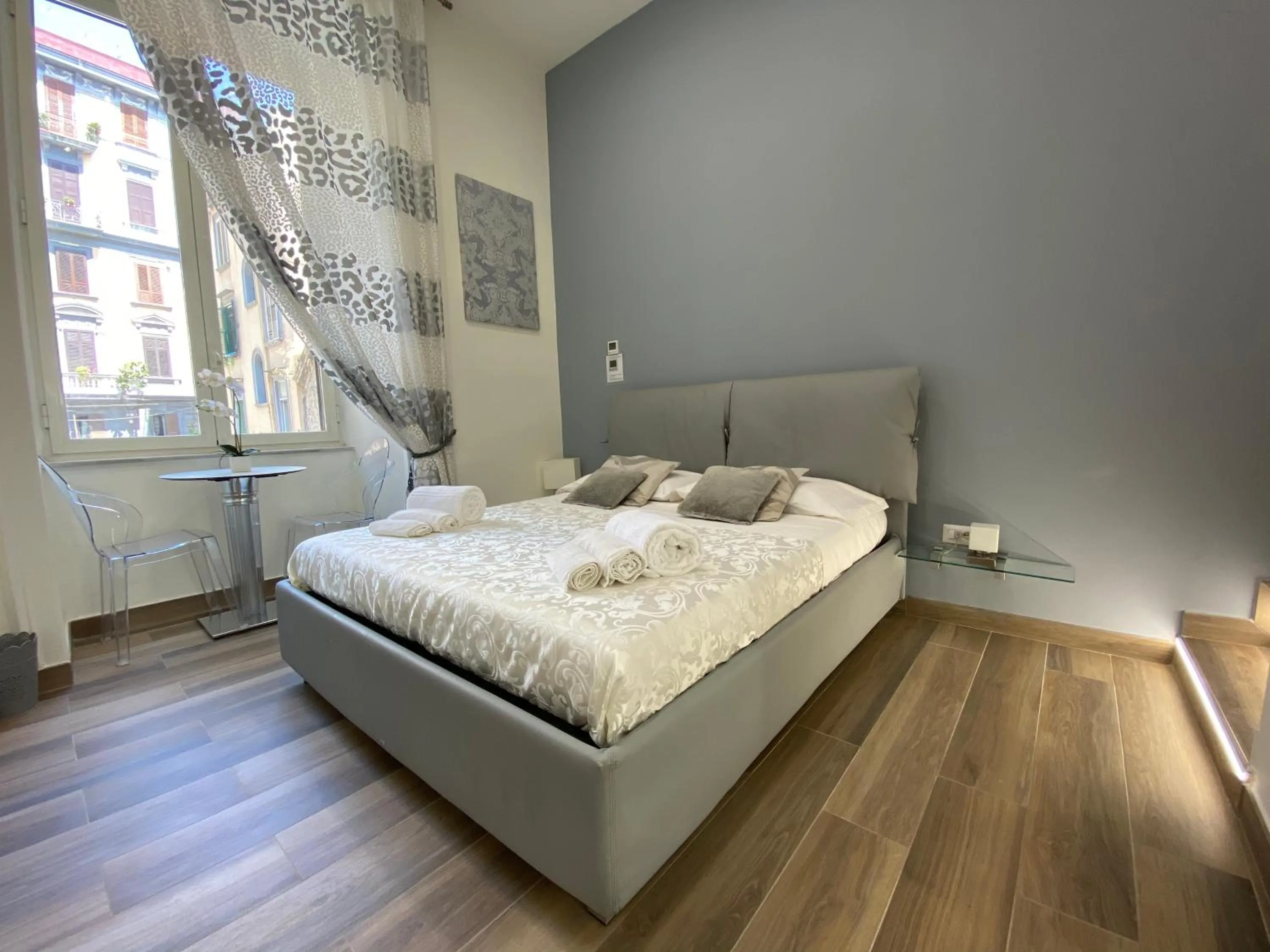 Bed in Sun Art Naples Rooms