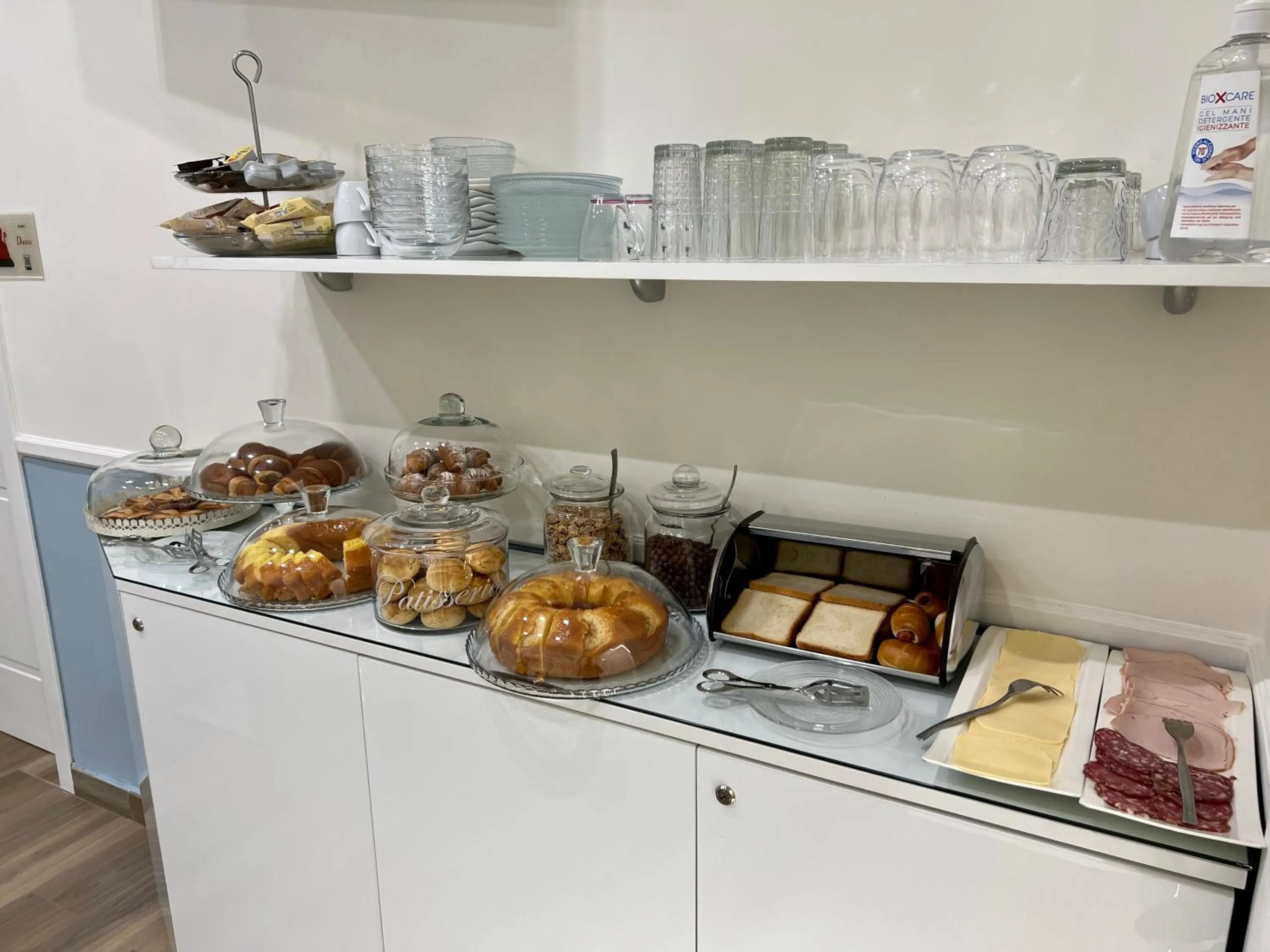 Food and drinks in Sun Art Naples Rooms