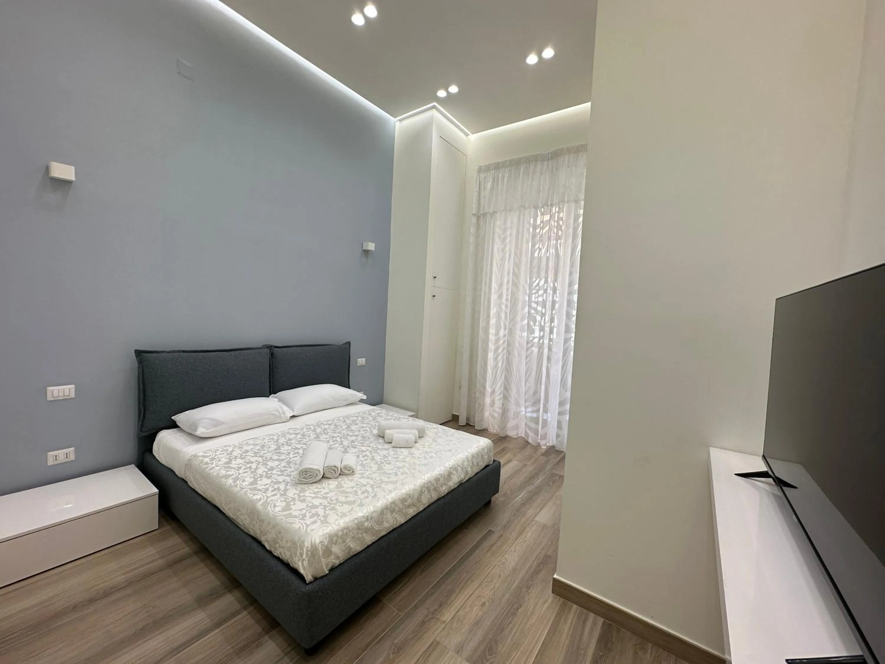 Bed in Sun Art Naples Rooms