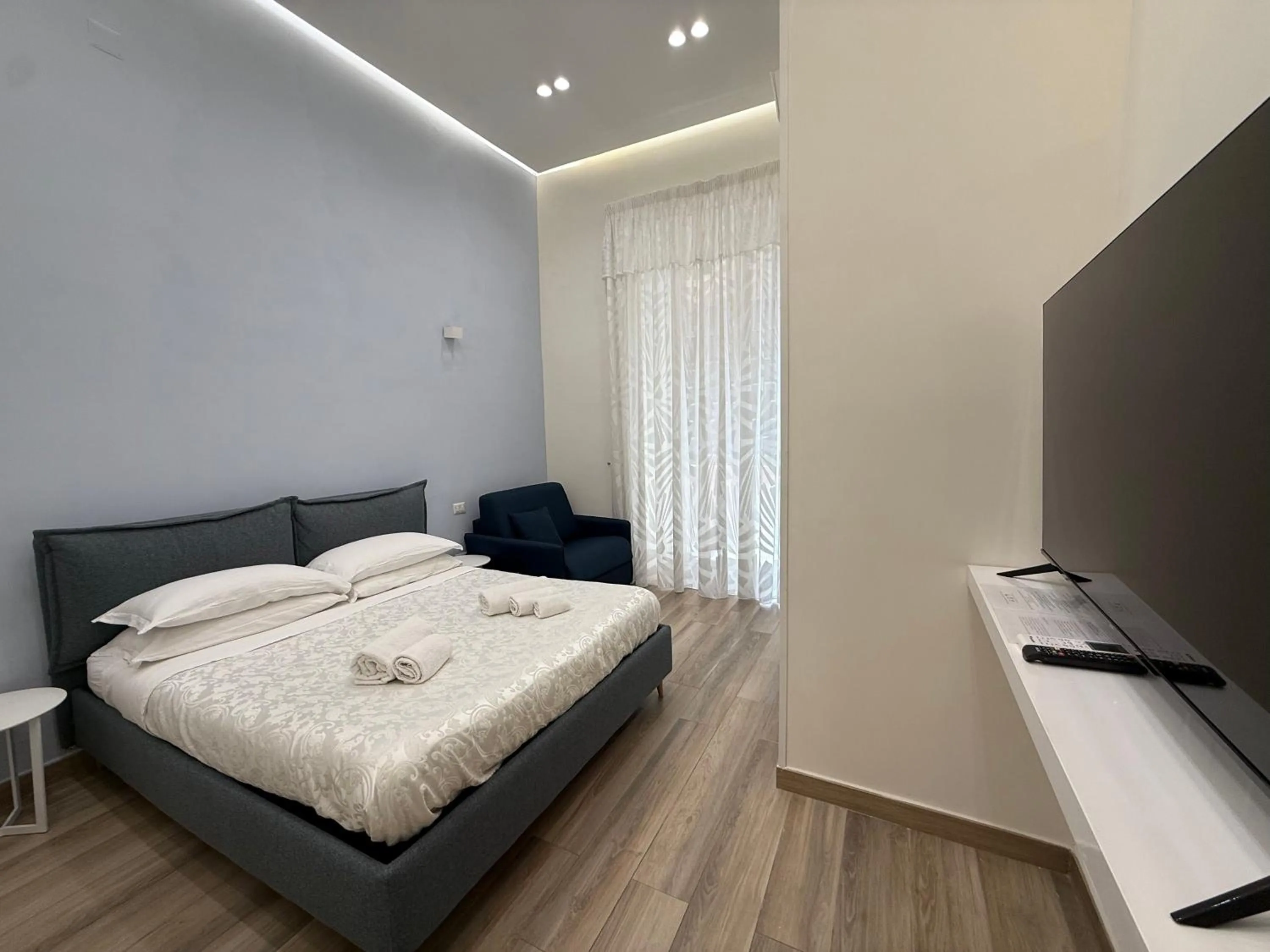 Bed in Sun Art Naples Rooms