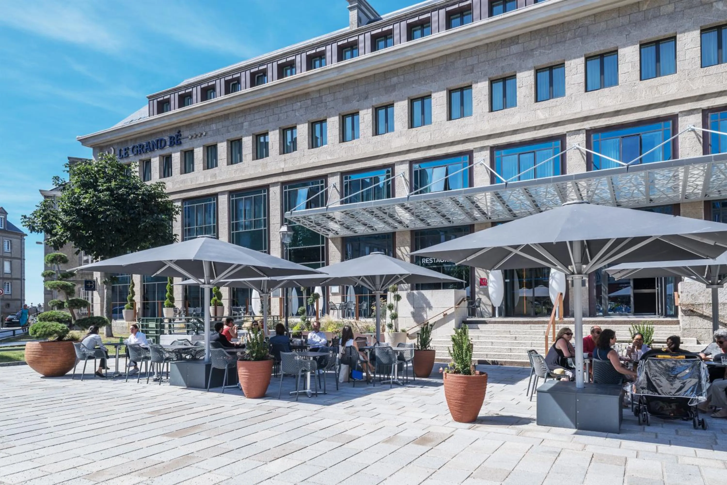 Patio in Golden Tulip Saint Malo– Le Grand Bé