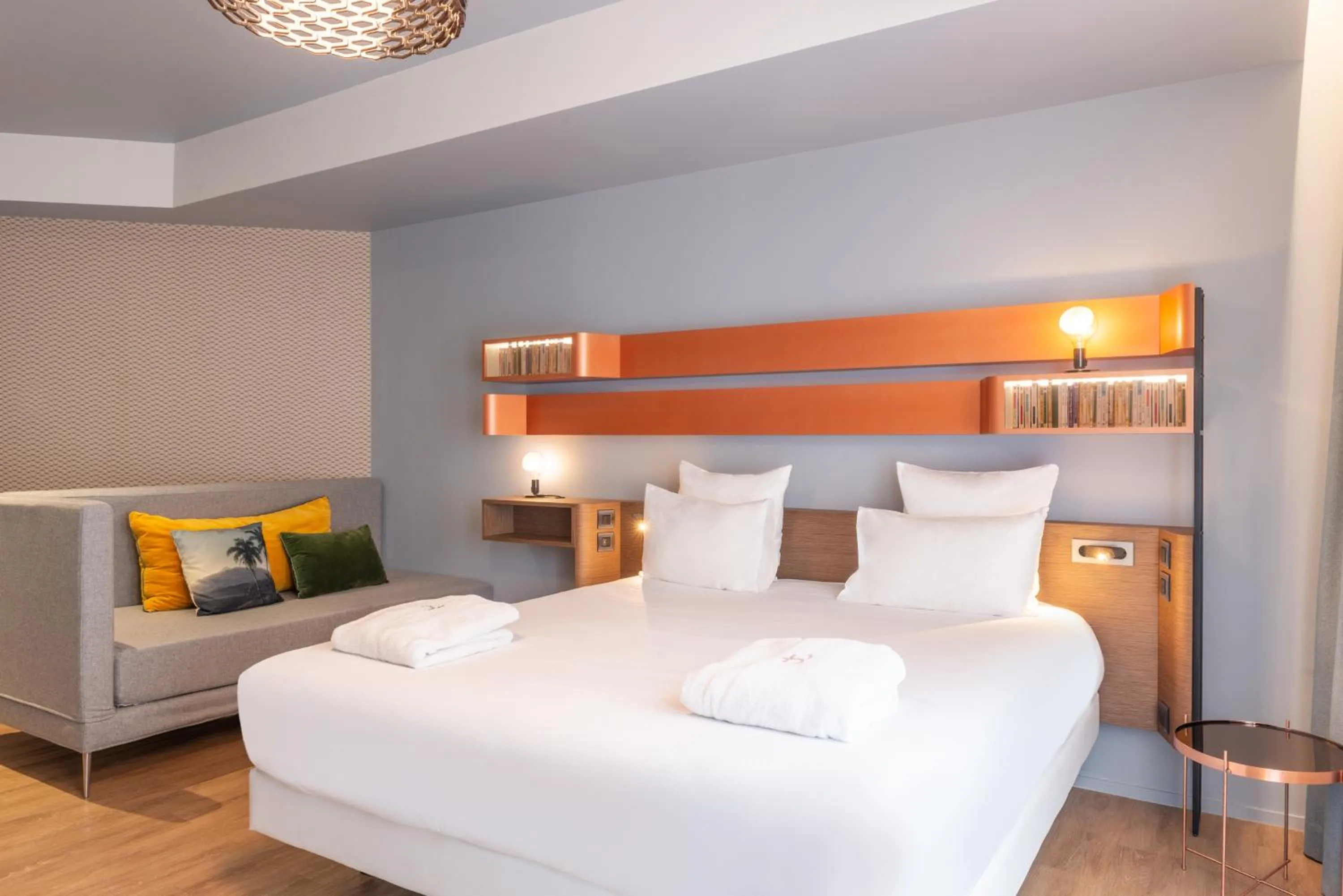 Bedroom, Bed in Golden Tulip Saint Malo– Le Grand Bé