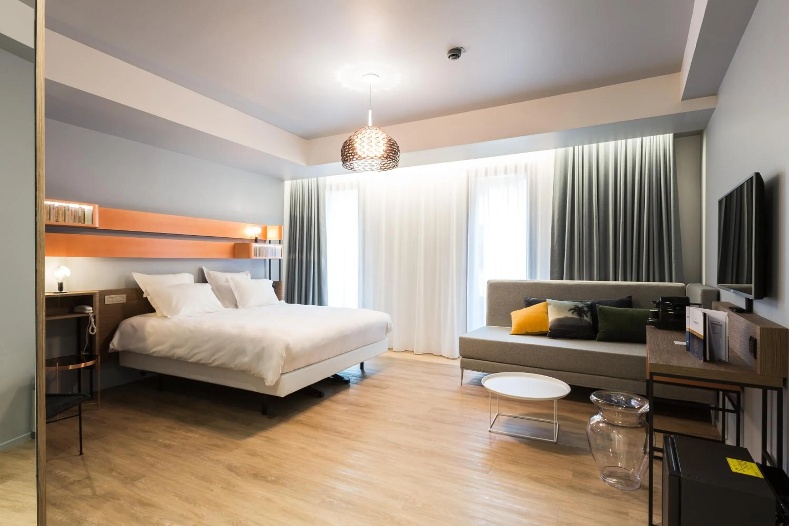 Photo of the whole room, Bed in Golden Tulip Saint Malo– Le Grand Bé