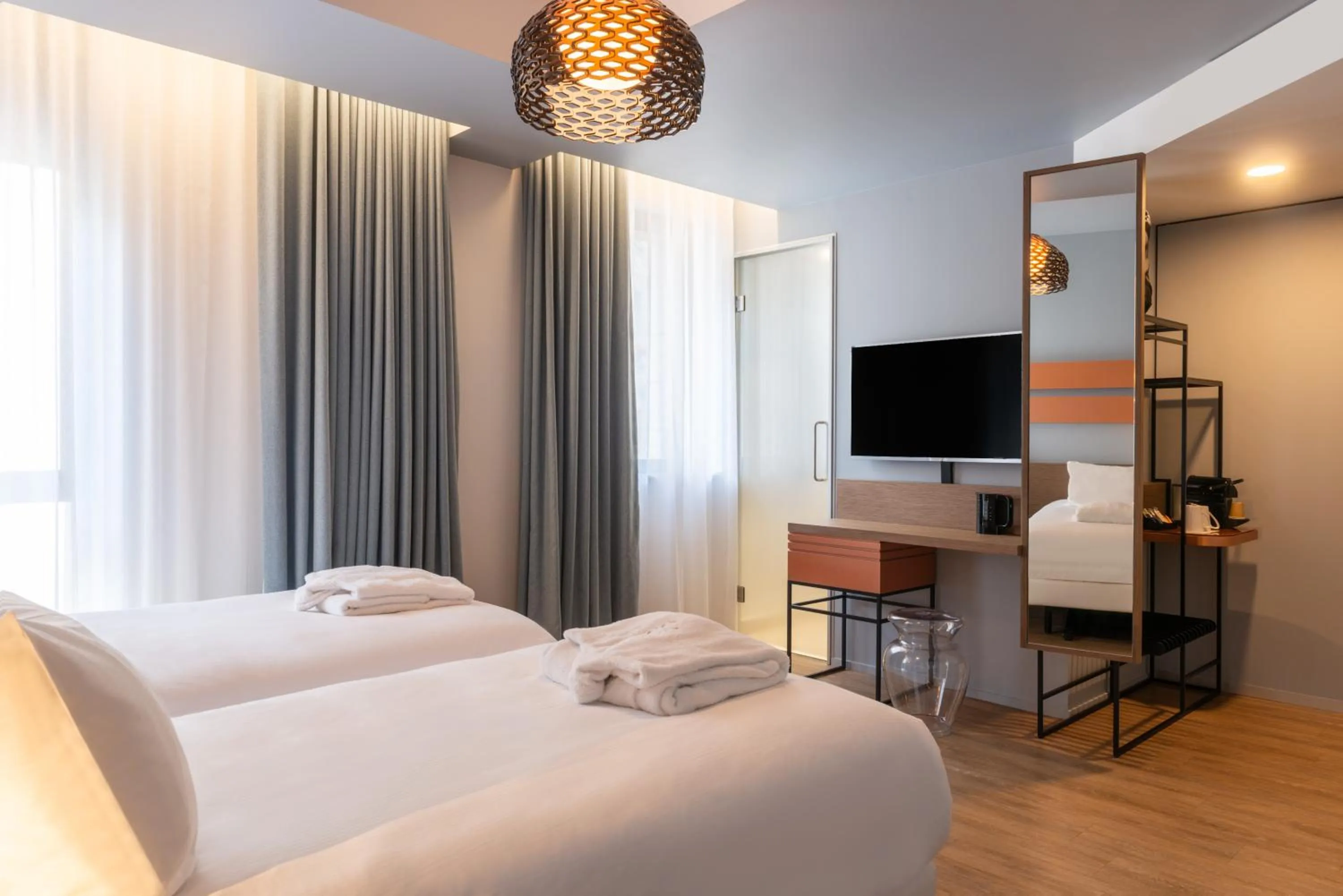 TV and multimedia, Bed in Golden Tulip Saint Malo– Le Grand Bé