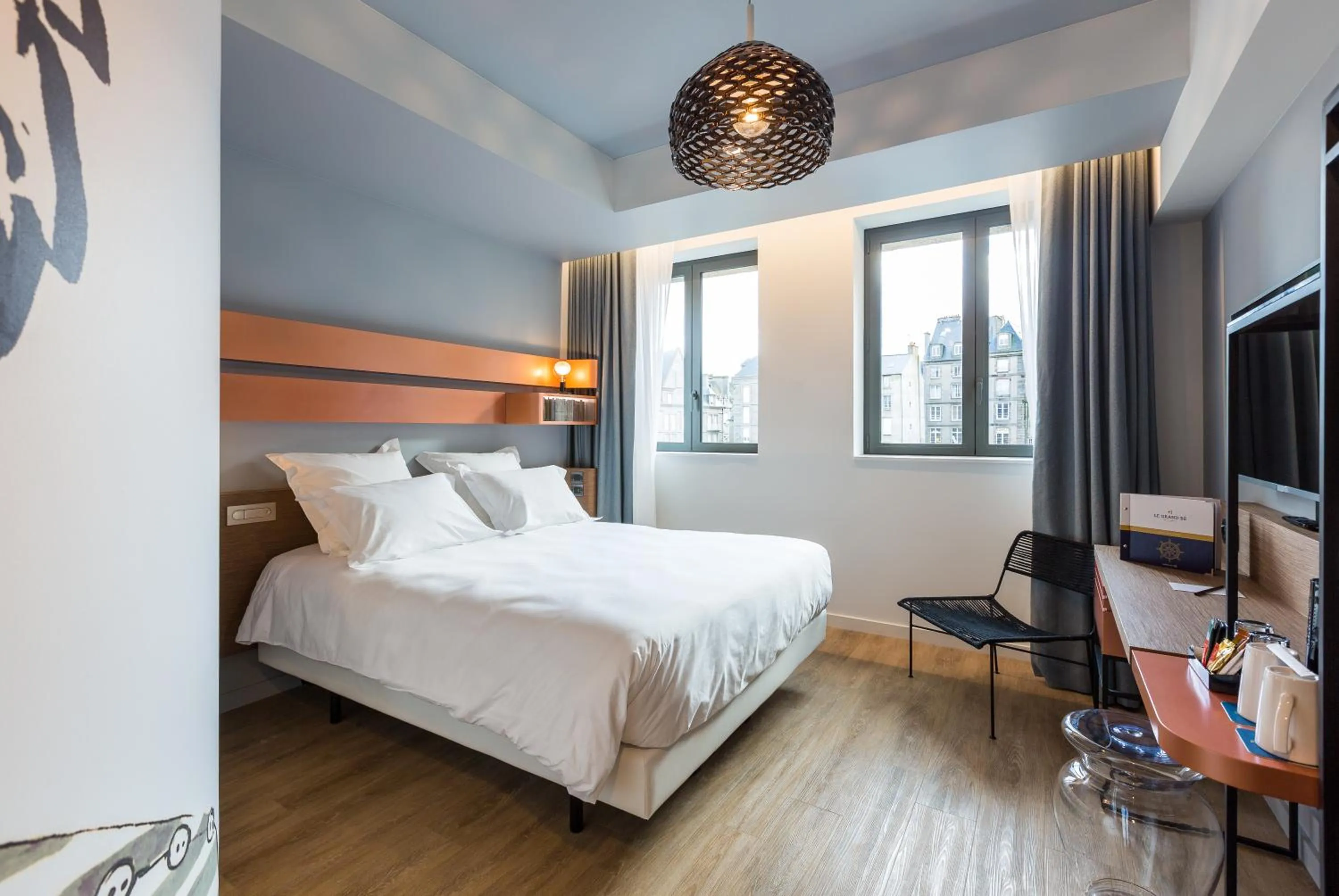 Photo of the whole room, Bed in Golden Tulip Saint Malo– Le Grand Bé