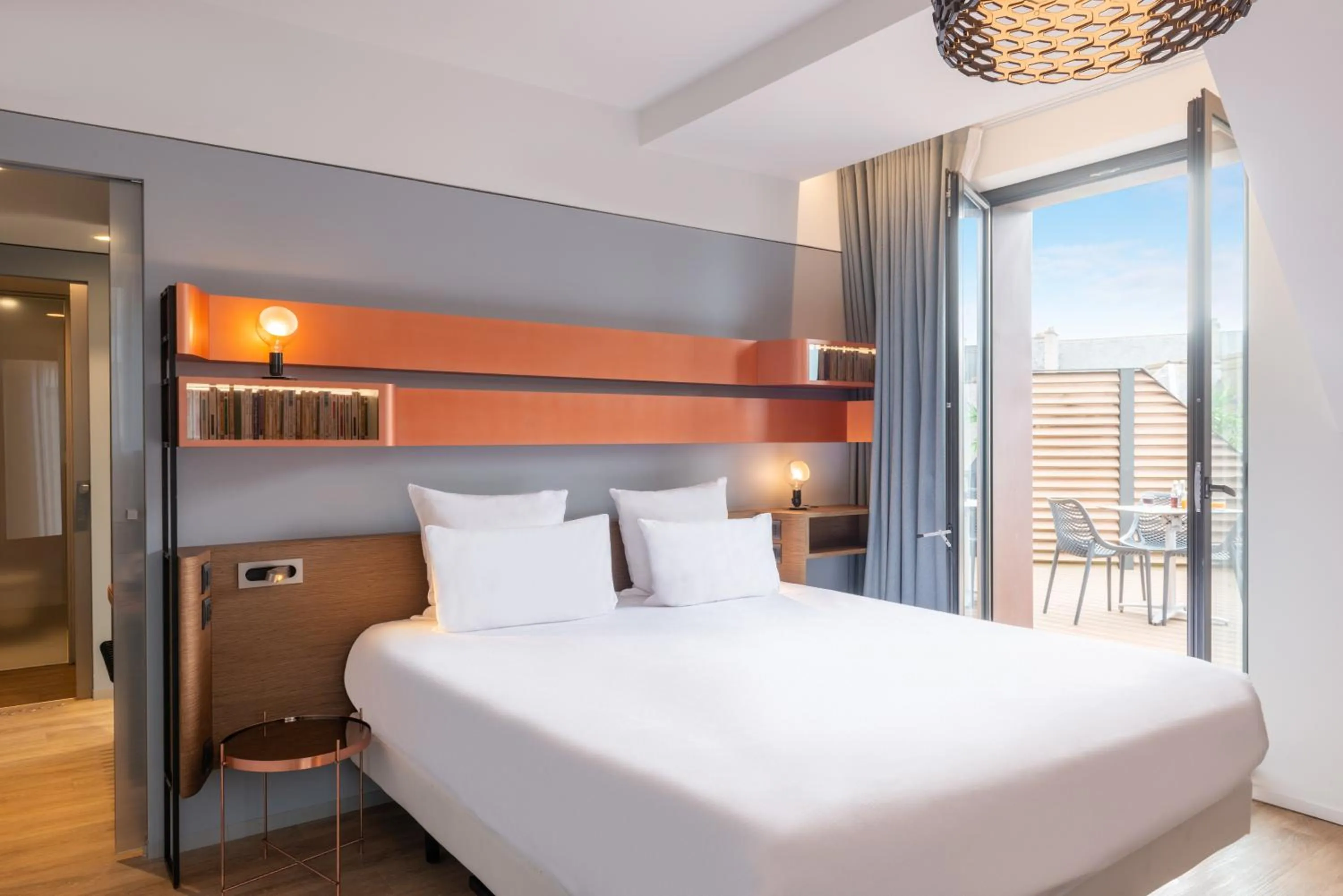 Bedroom, Bed in Golden Tulip Saint Malo– Le Grand Bé