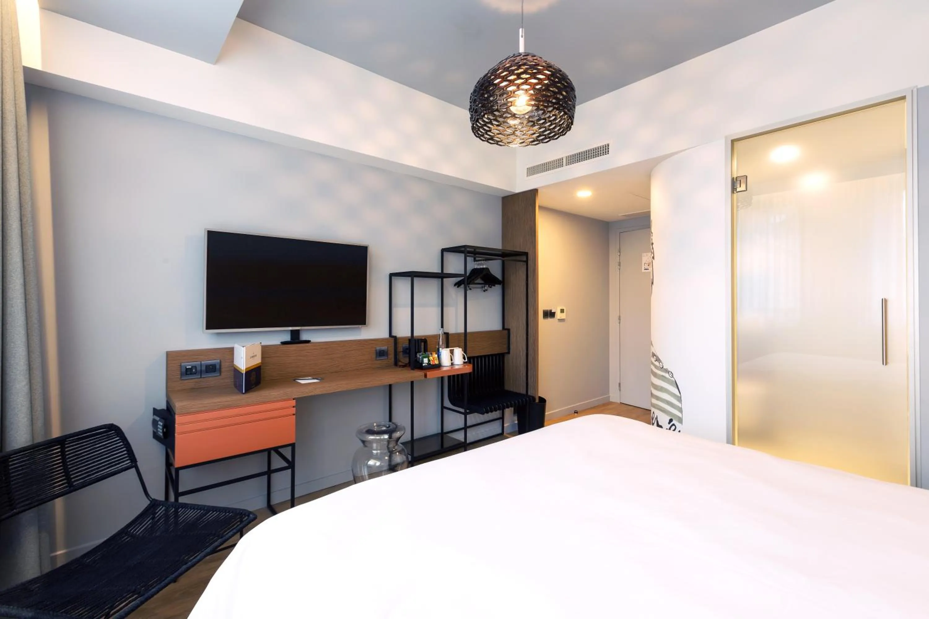 TV and multimedia, Bed in Golden Tulip Saint Malo– Le Grand Bé