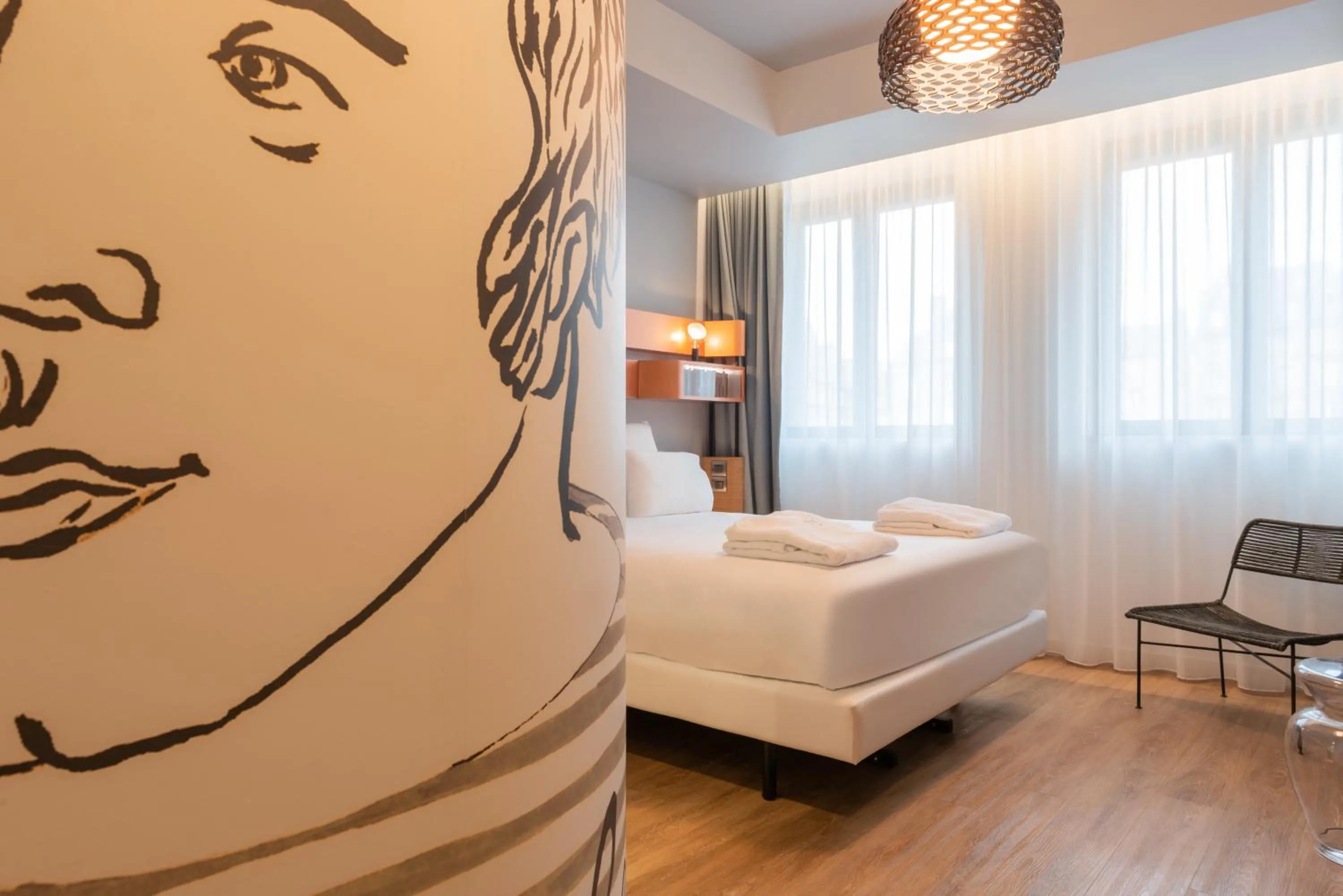 Bedroom, Bed in Golden Tulip Saint Malo– Le Grand Bé