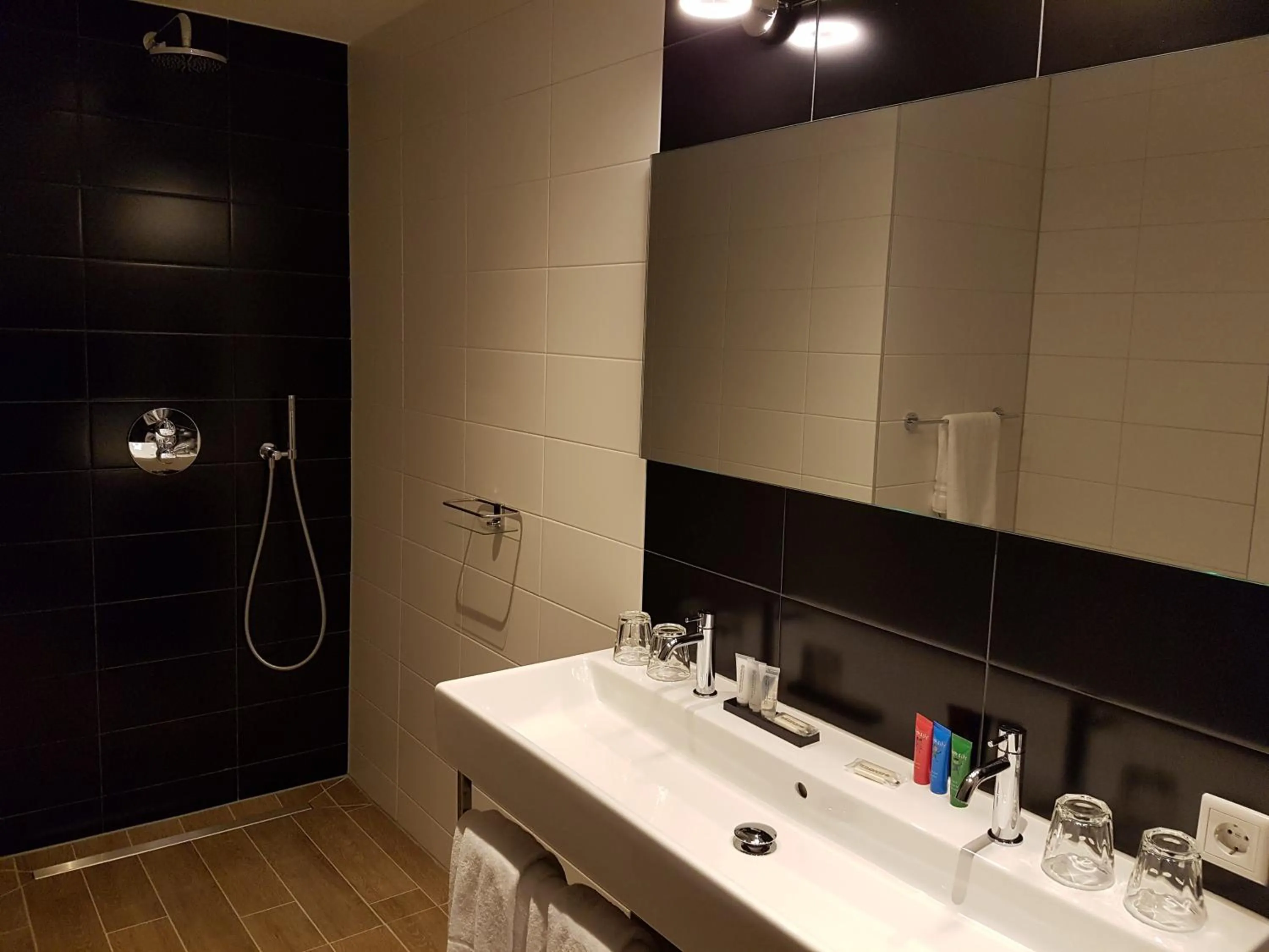 Bathroom in Rijksmonument Hotel de Sprenck - including free private parking