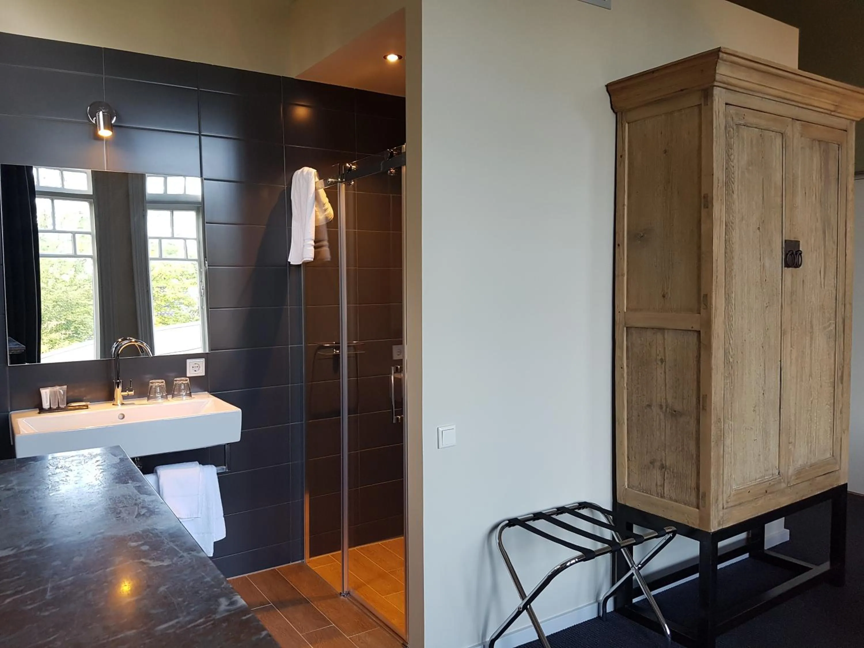 Bathroom in Rijksmonument Hotel de Sprenck - including free private parking