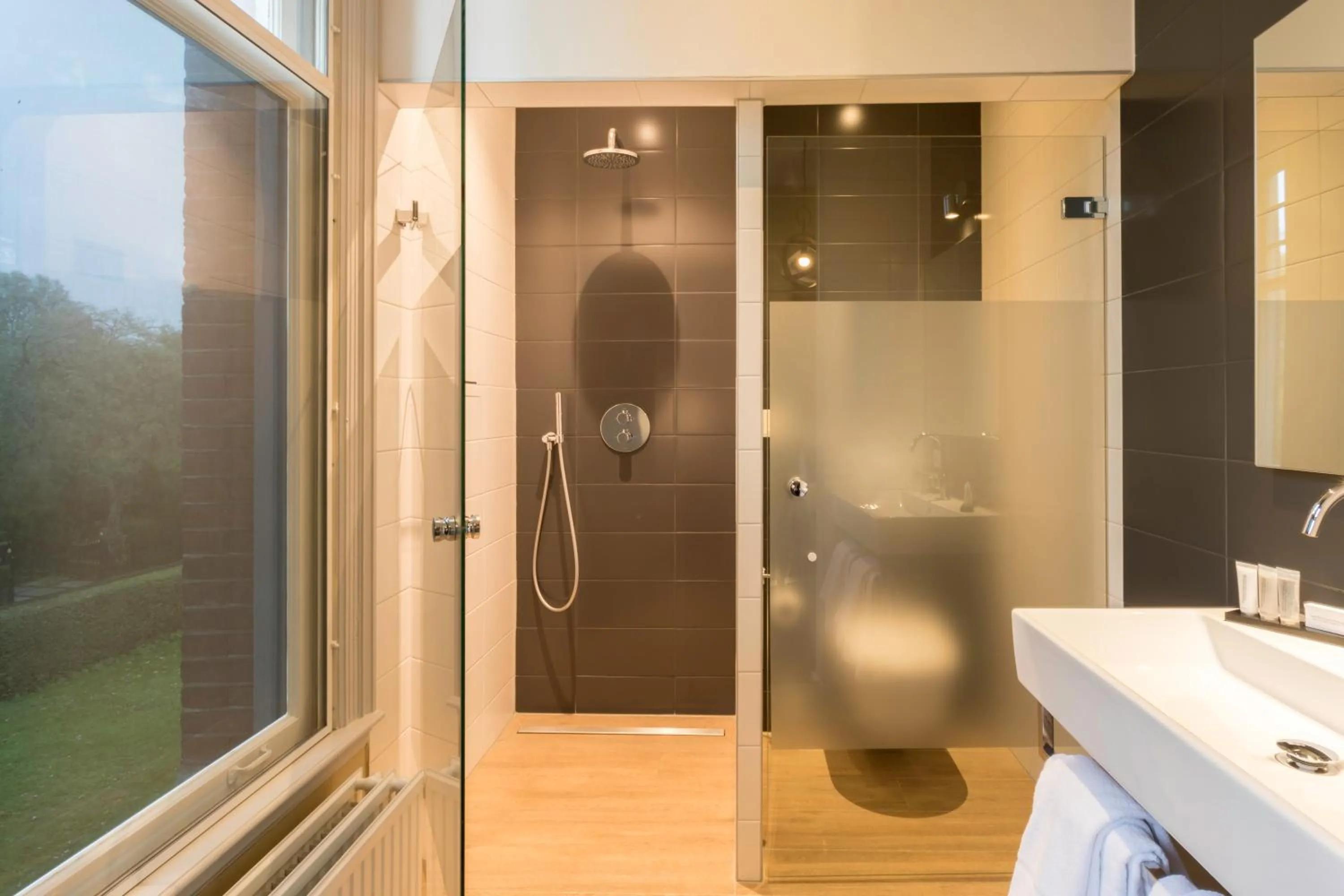 Bathroom in Rijksmonument Hotel de Sprenck - including free private parking