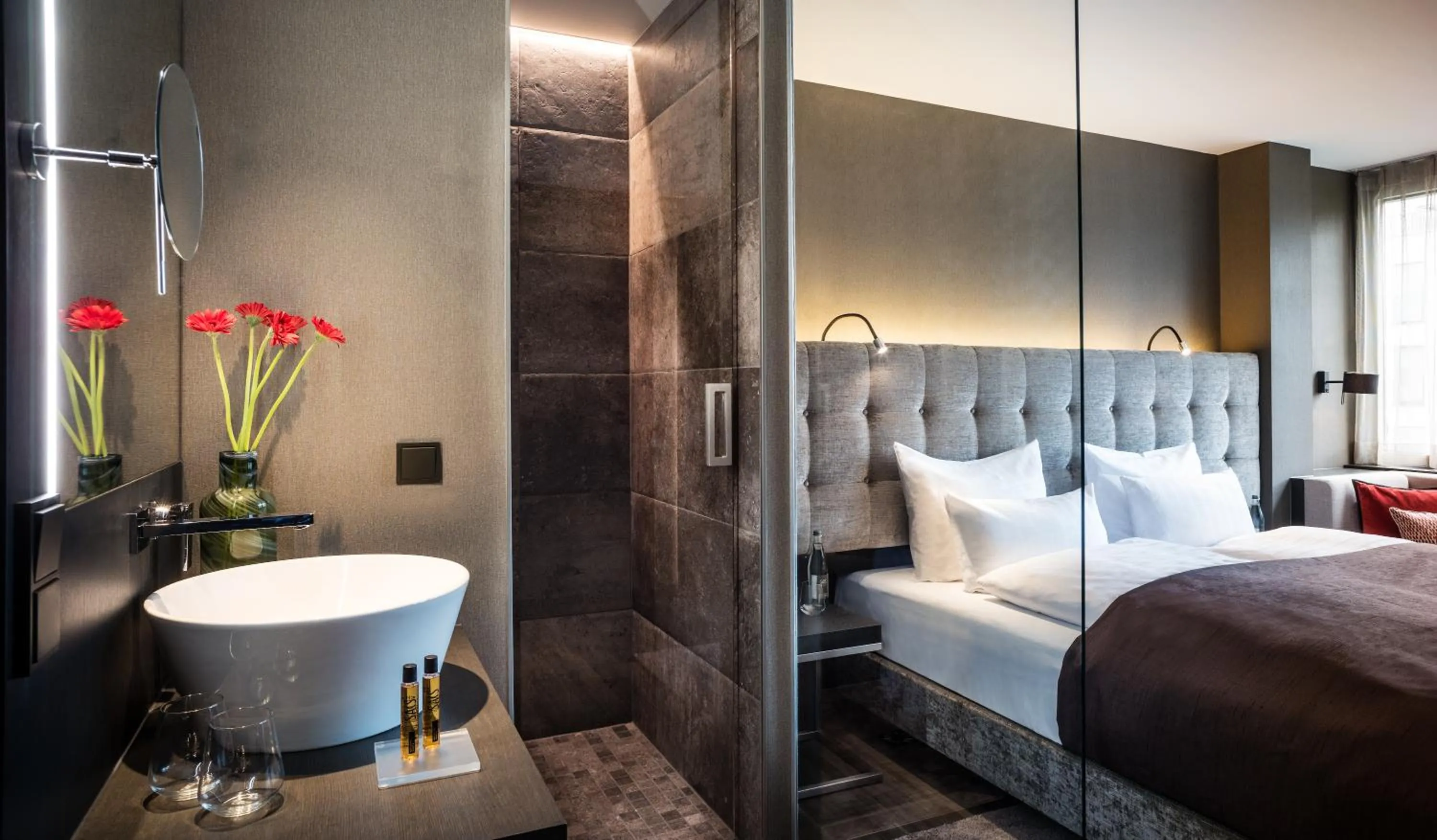 Photo of the whole room, Bed in SAKS Urban Design Hotel Frankfurt