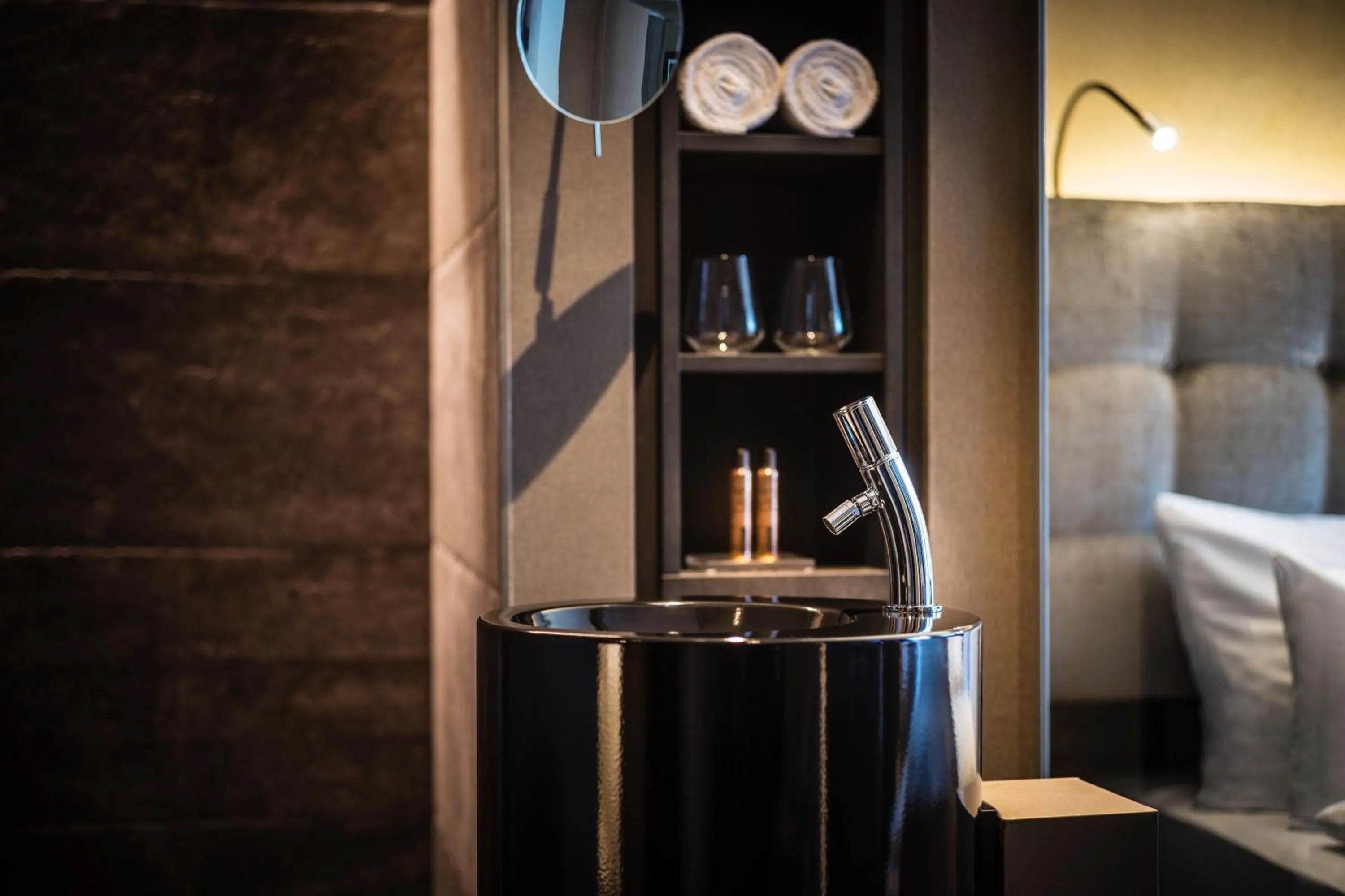 Photo of the whole room, Bed in SAKS Urban Design Hotel Frankfurt