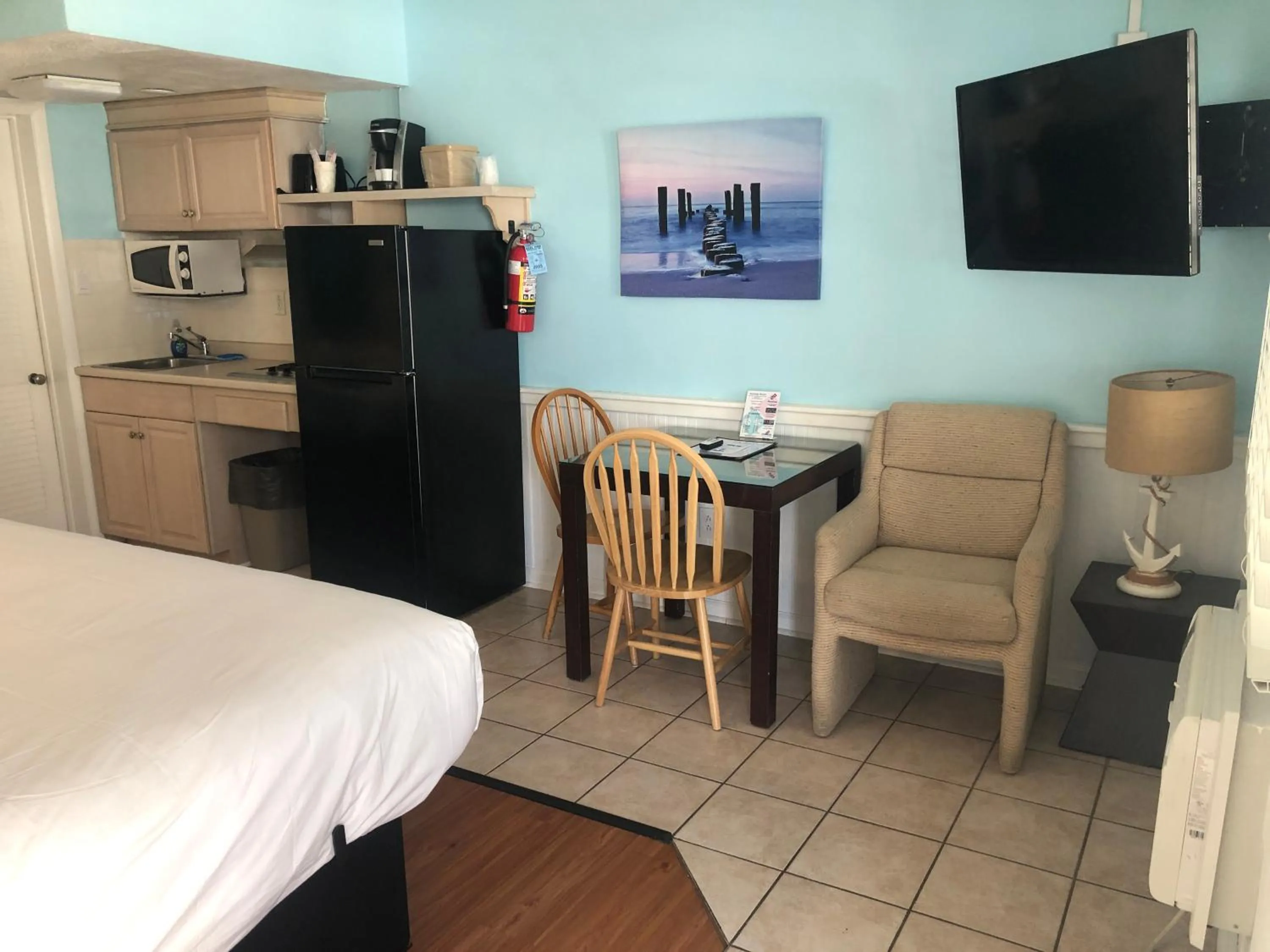 Kitchen or kitchenette, Bed in Saratoga Resort