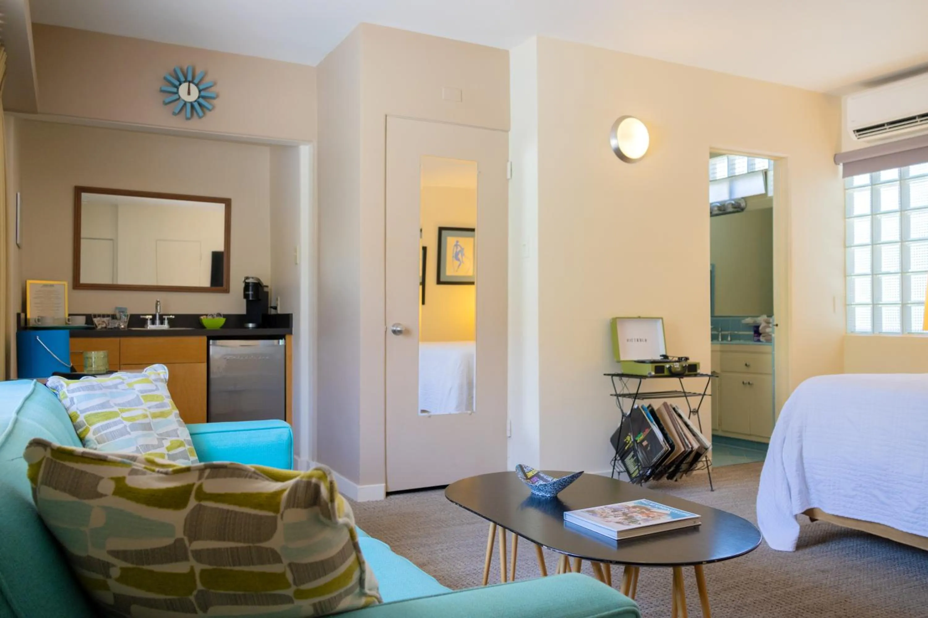 Seating area, Bed in The Hideaway - 21 and Over