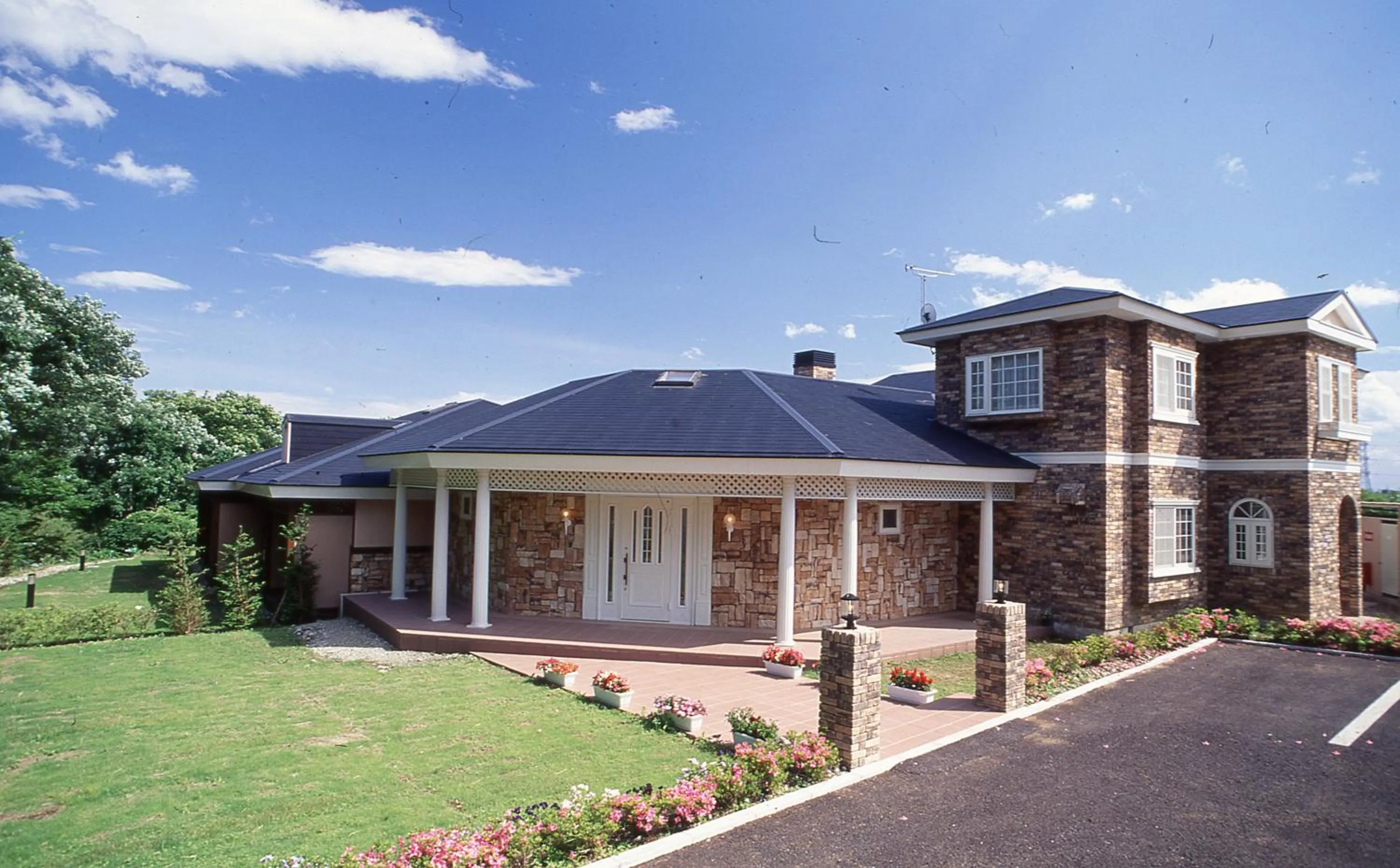 Property building in Canari