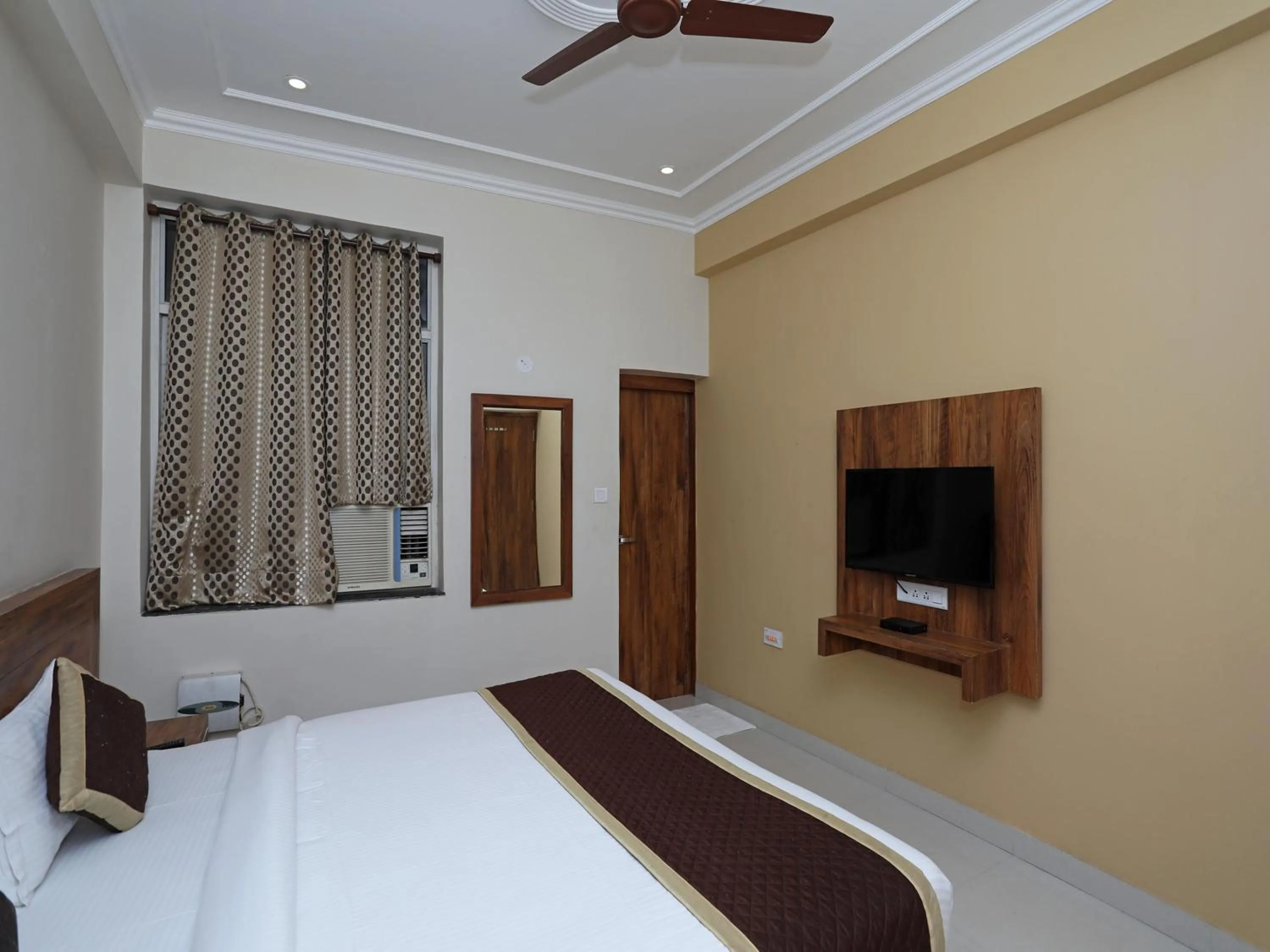 TV and multimedia, Bed in Hotel Triveni Residency