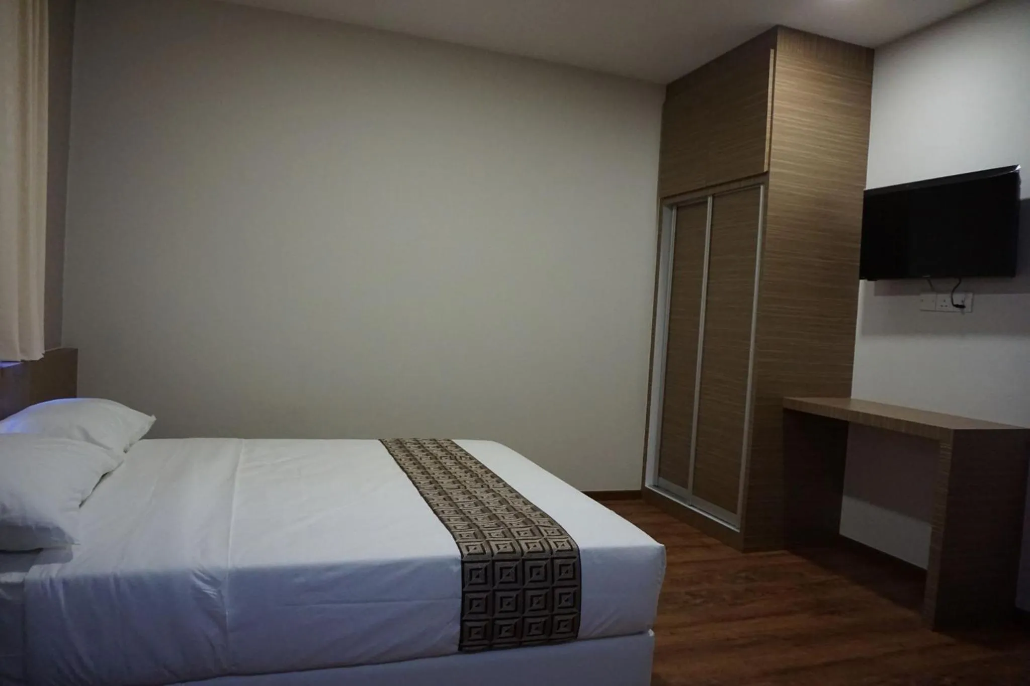 Photo of the whole room, Bed in Yew Hotel