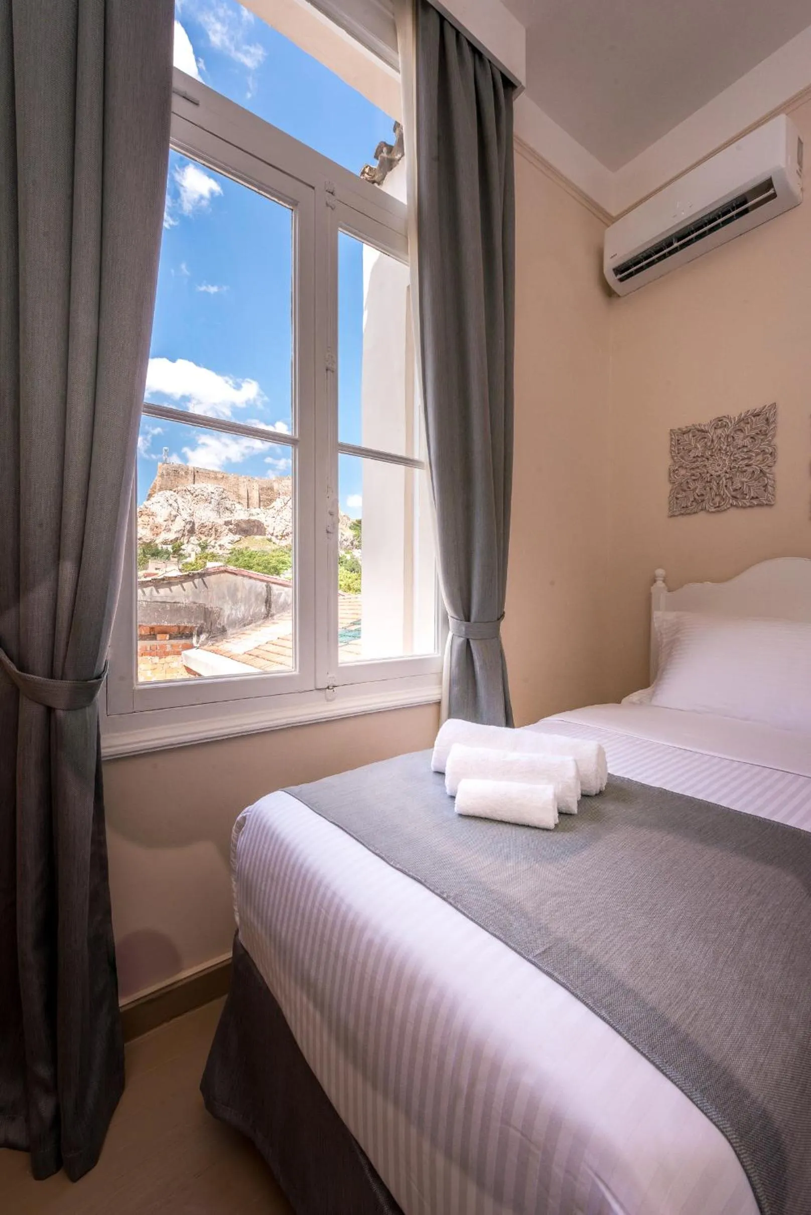 Landmark view, Bed in Palladian Home