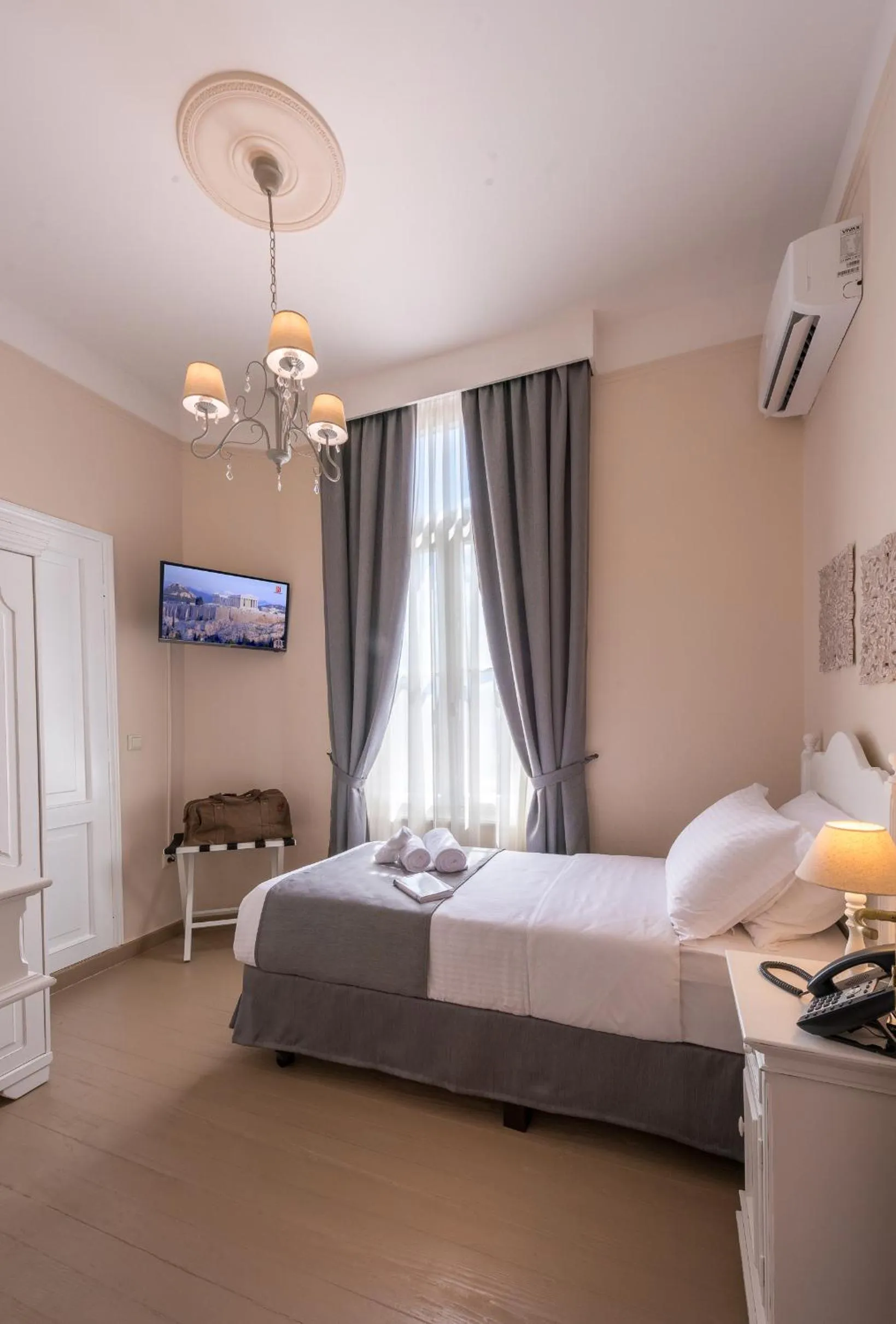 Bedroom, Bed in Palladian Home