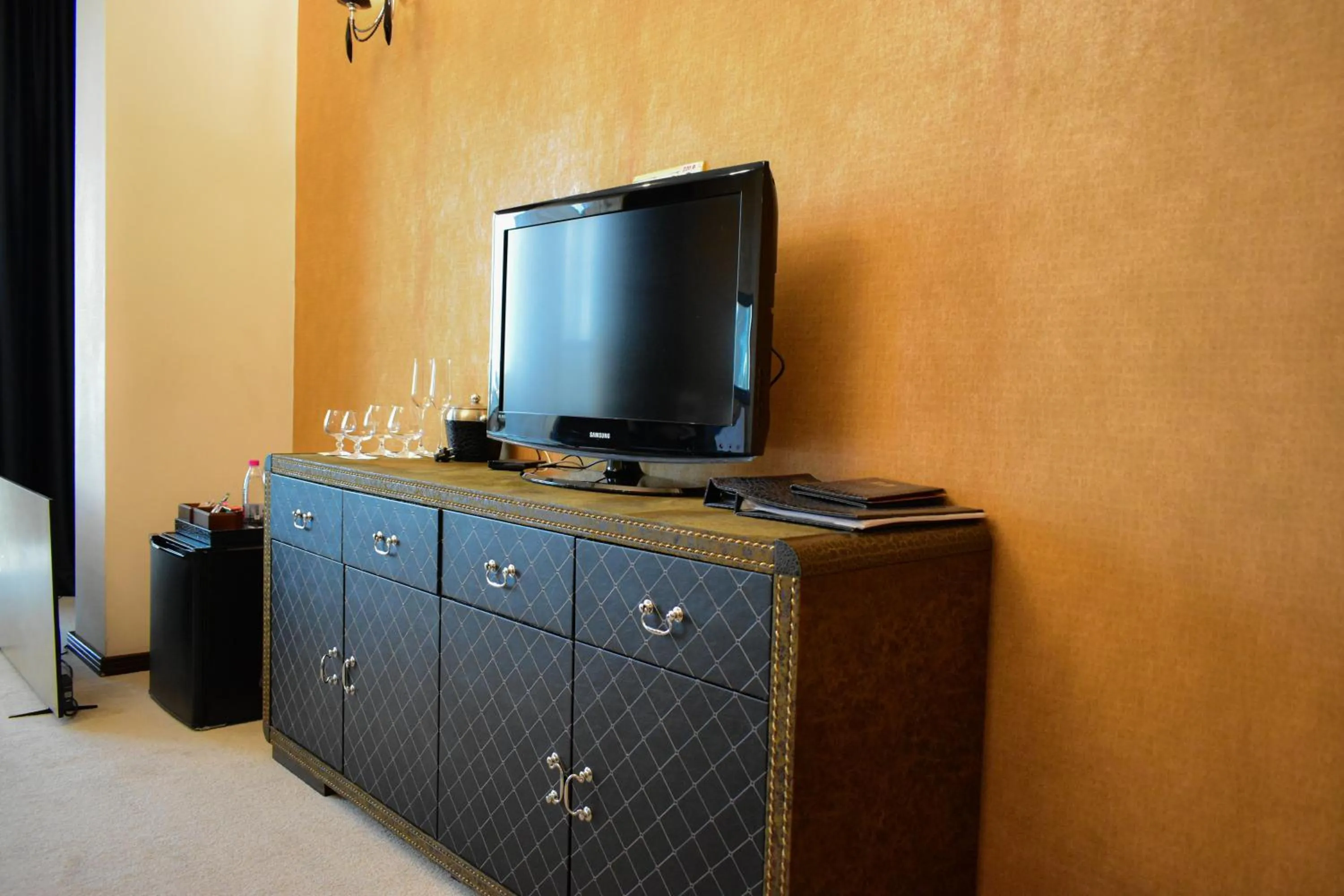 Communal lounge/ TV room in Hotel Feride