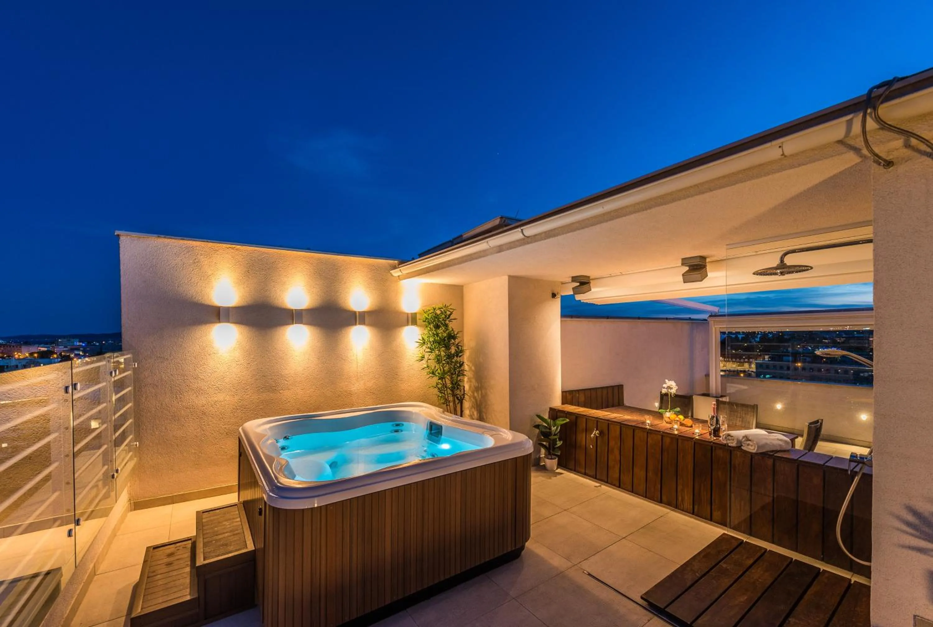Penthouse with roof terrace with jacuzzi