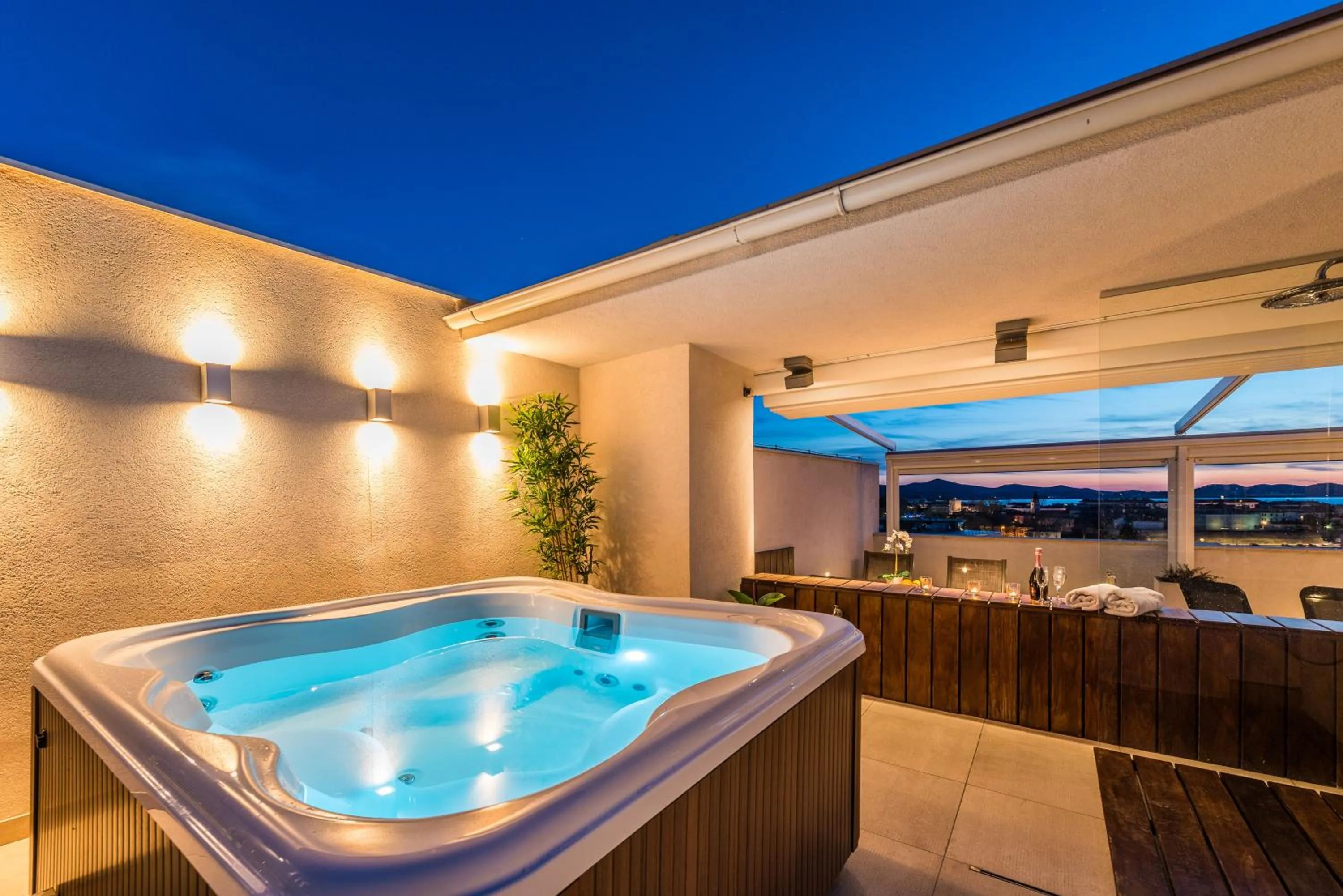 Penthouse with roof terrace with jacuzzi