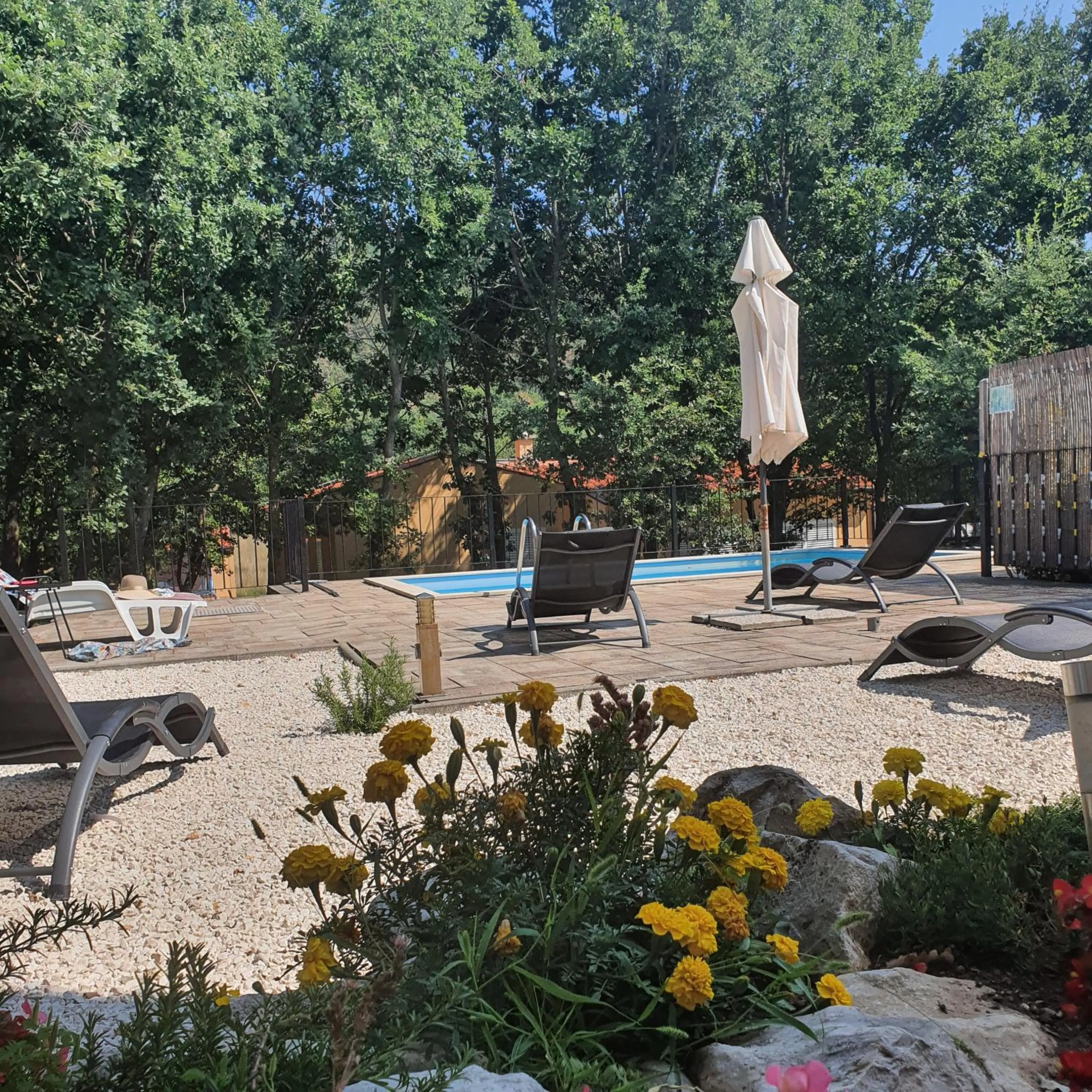Garden view in Dee's House and Pool