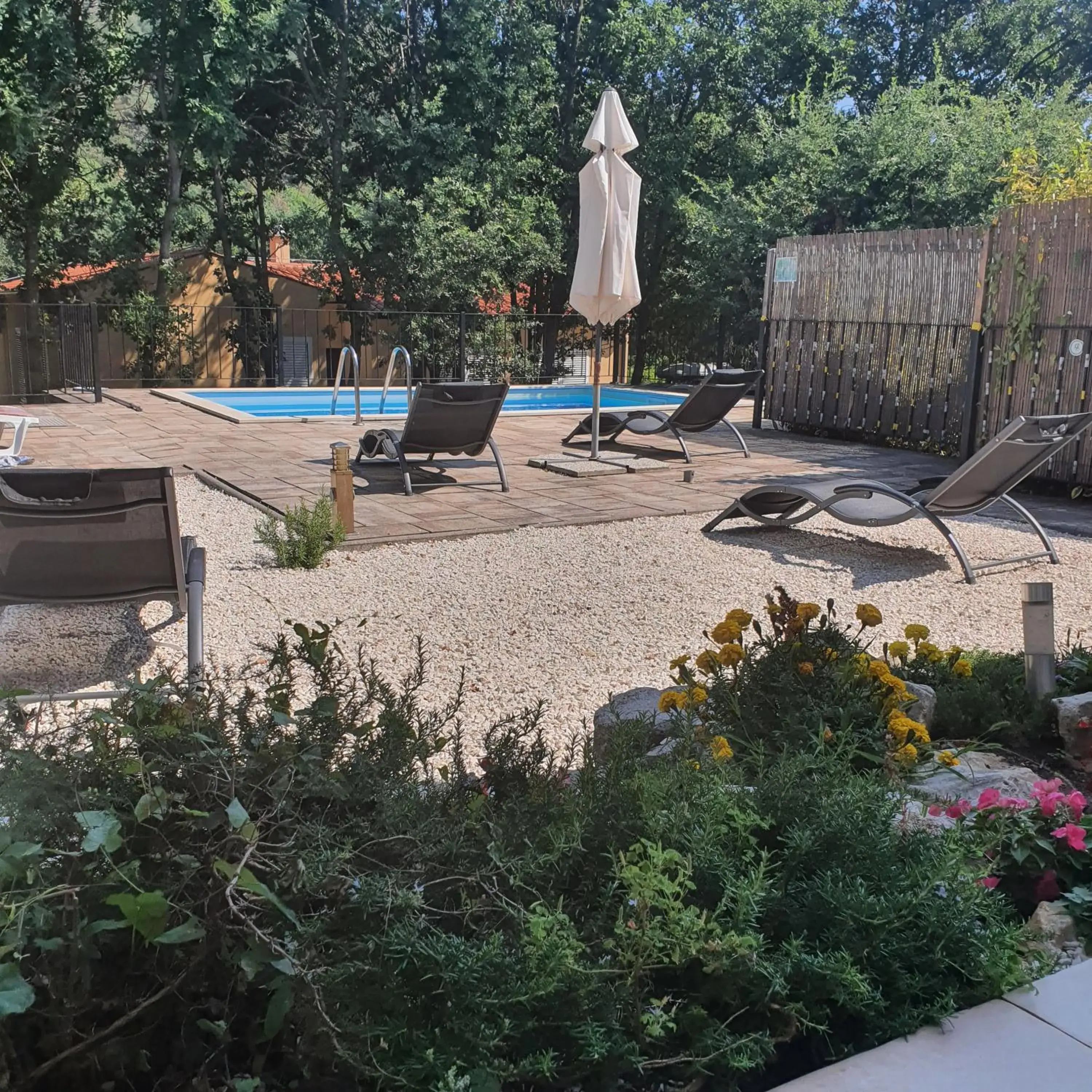 Dee's House and Pool Dee's House and Pool