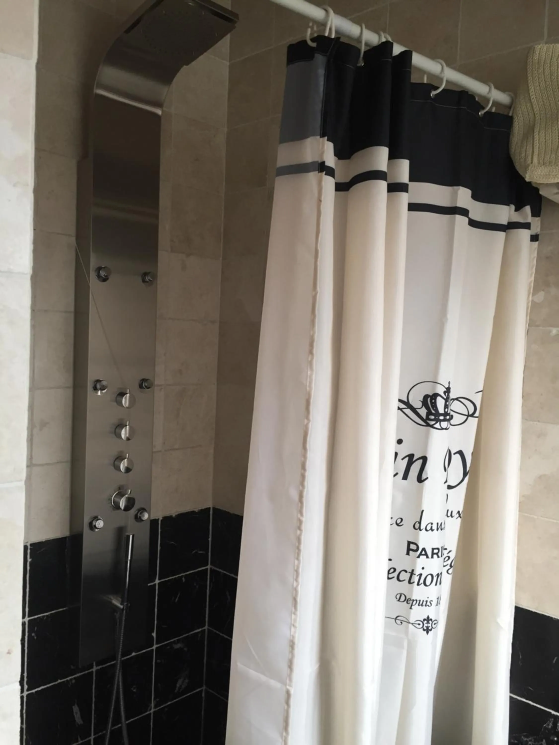 Bathroom in Artagnan