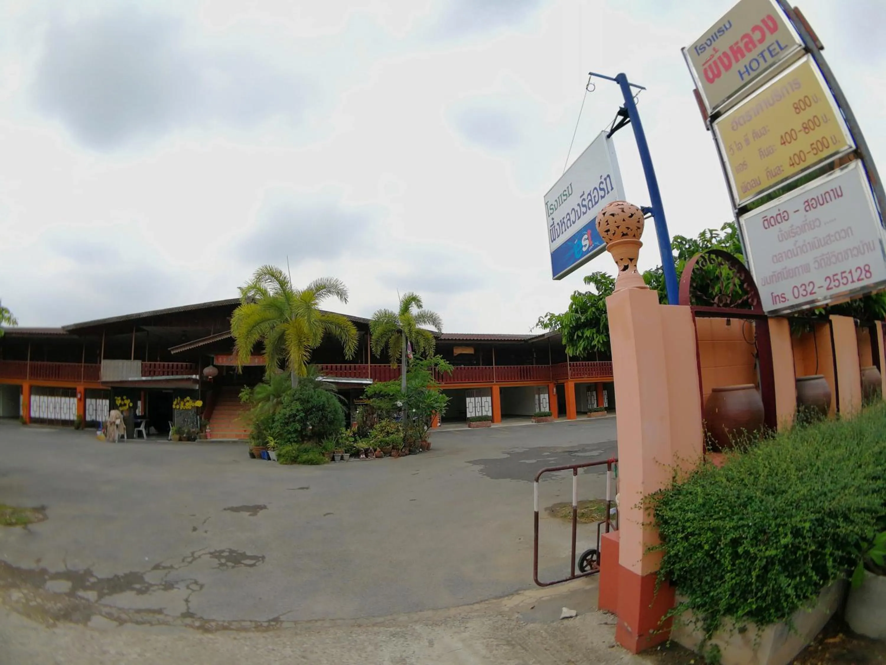 Facade/entrance in PuengLuang Hotel