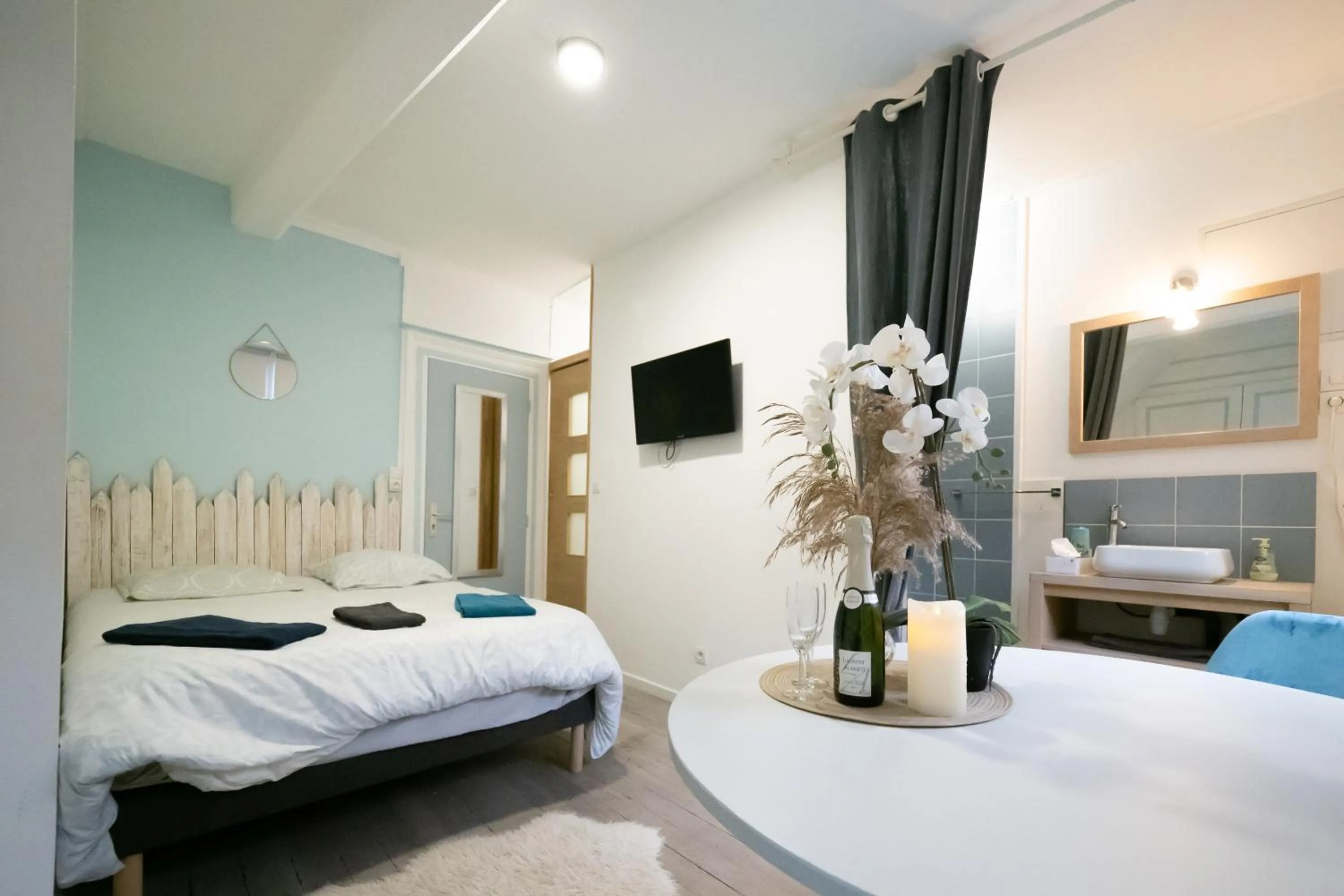 Photo of the whole room, Bed in L'Oiseau De La Cathédrale - Calme - Jardin - Wifi