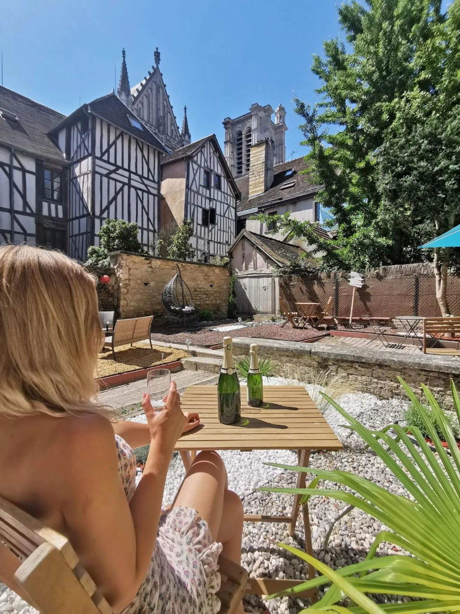 Patio in L'Oiseau De La Cathédrale - Calme - Jardin - Wifi