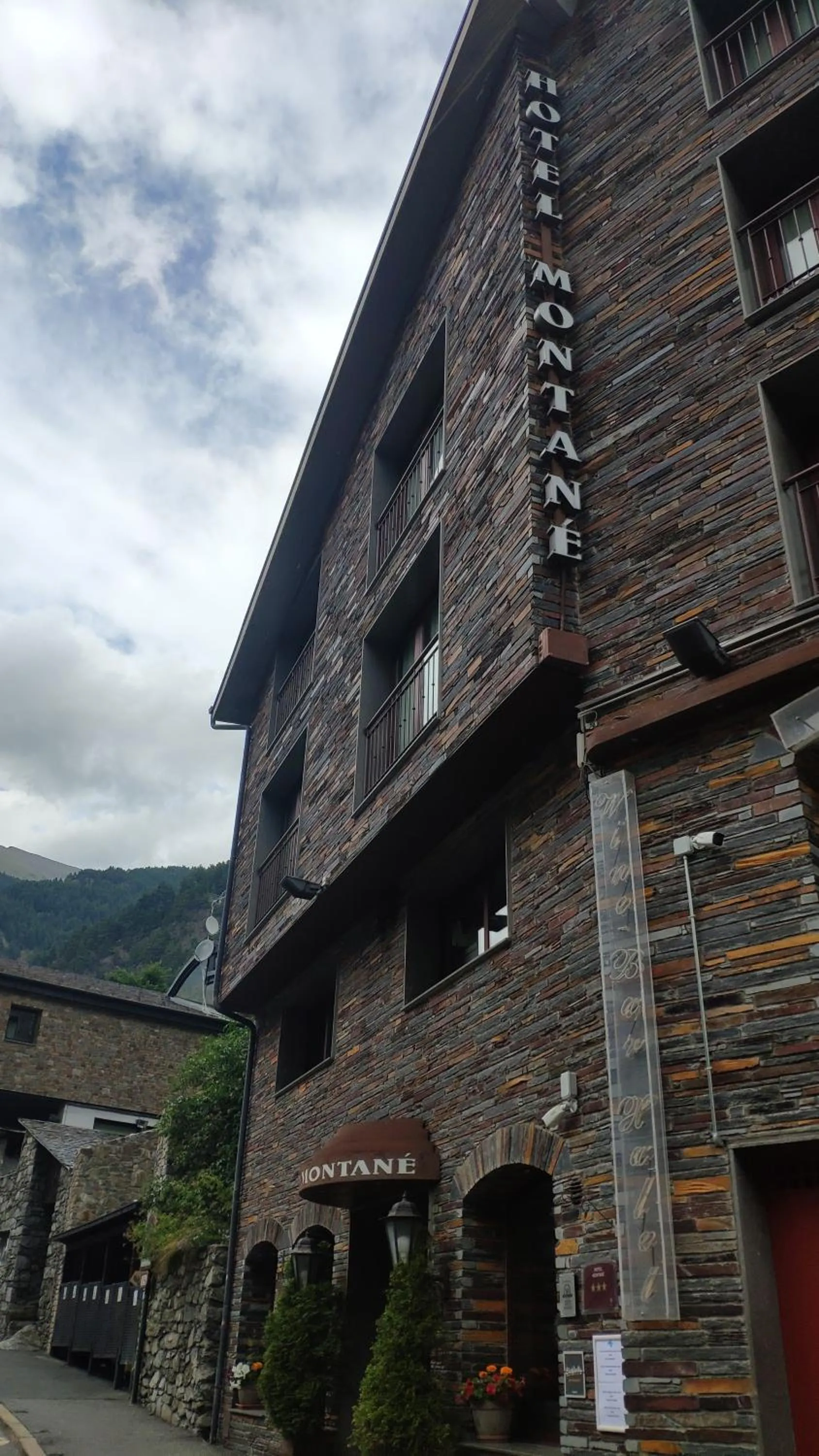 Facade/entrance in Hotel Montané
