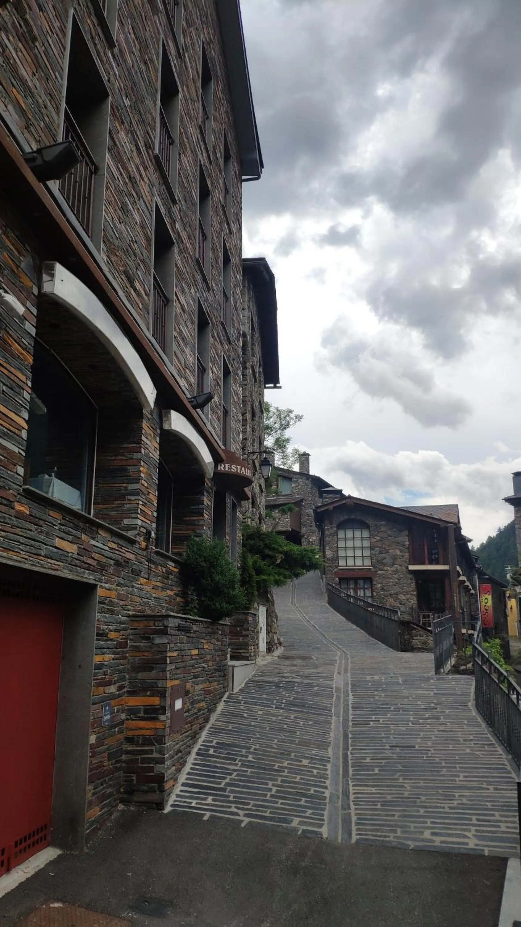 Facade/entrance in Hotel Montané