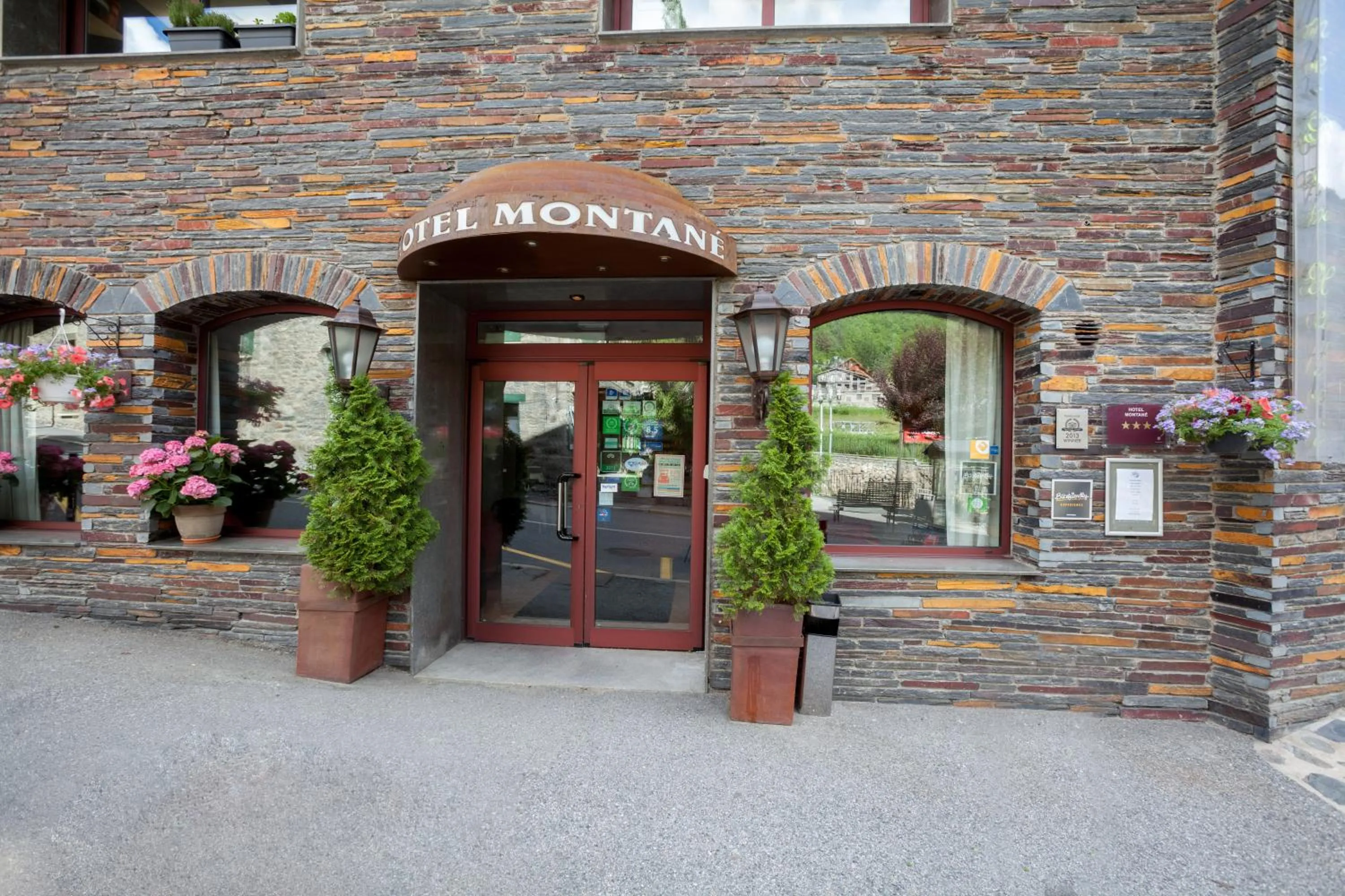 Facade/entrance in Hotel Montané