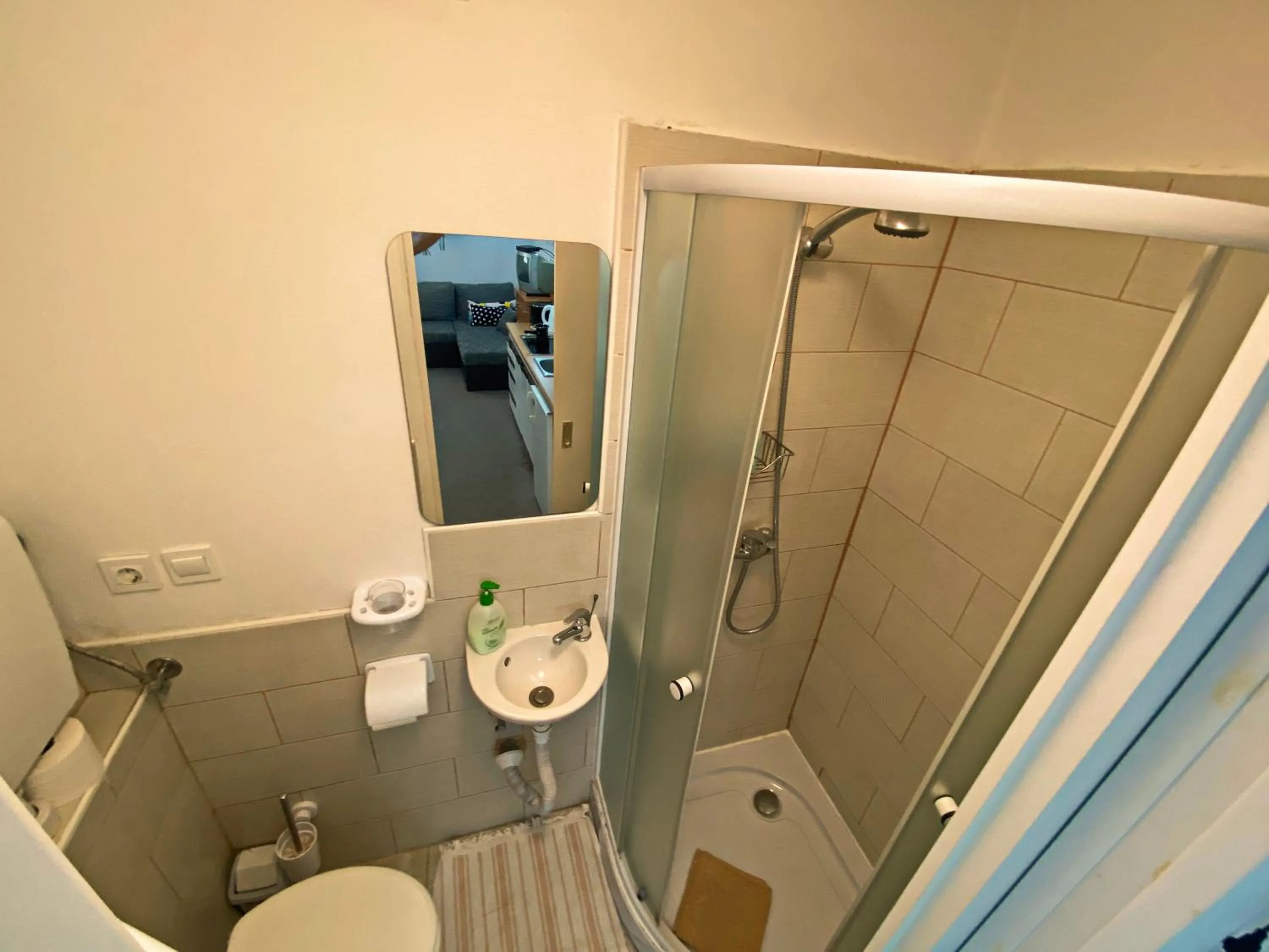 Shower in Family Guesthouse GreenSLO