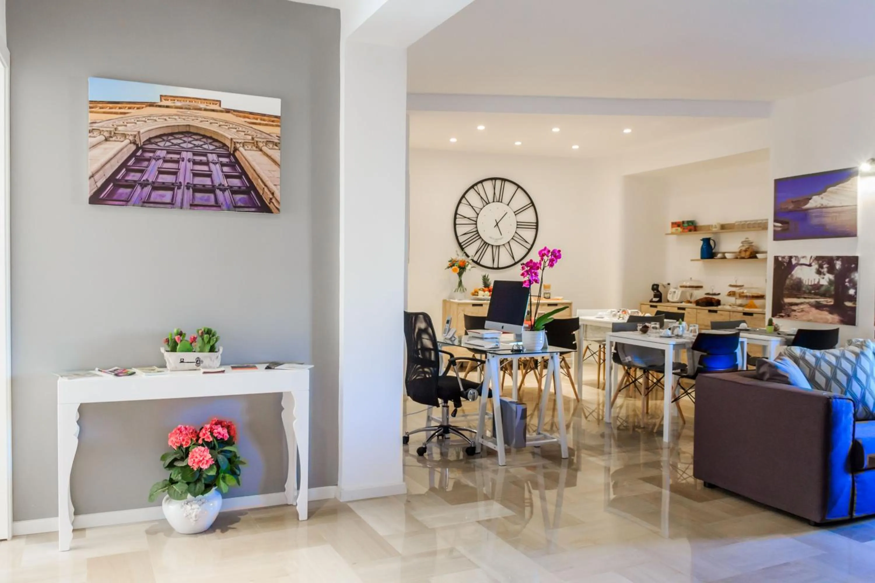 Communal lounge/ TV room in B&B Porta di Ponte