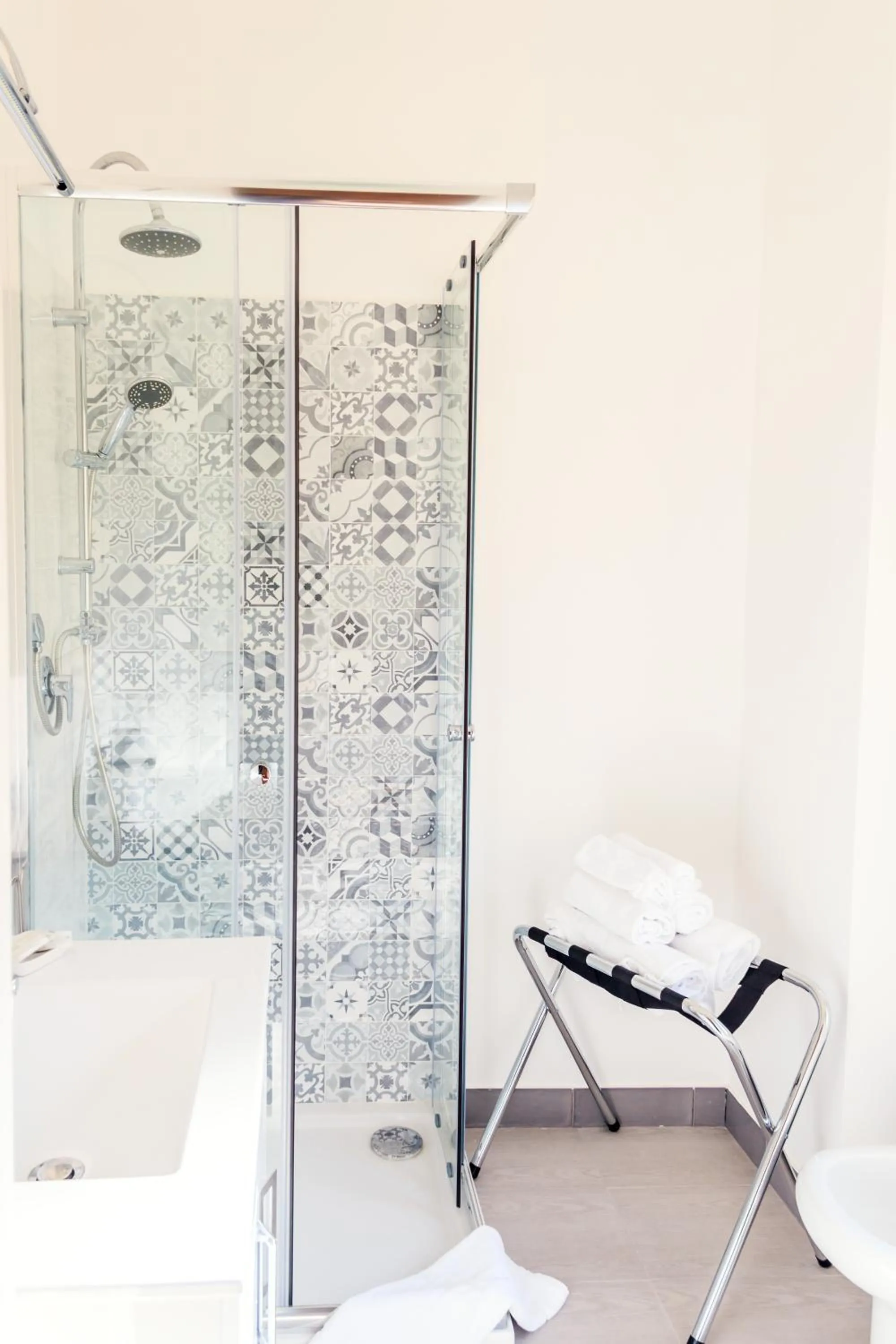 Shower in B&B Porta di Ponte