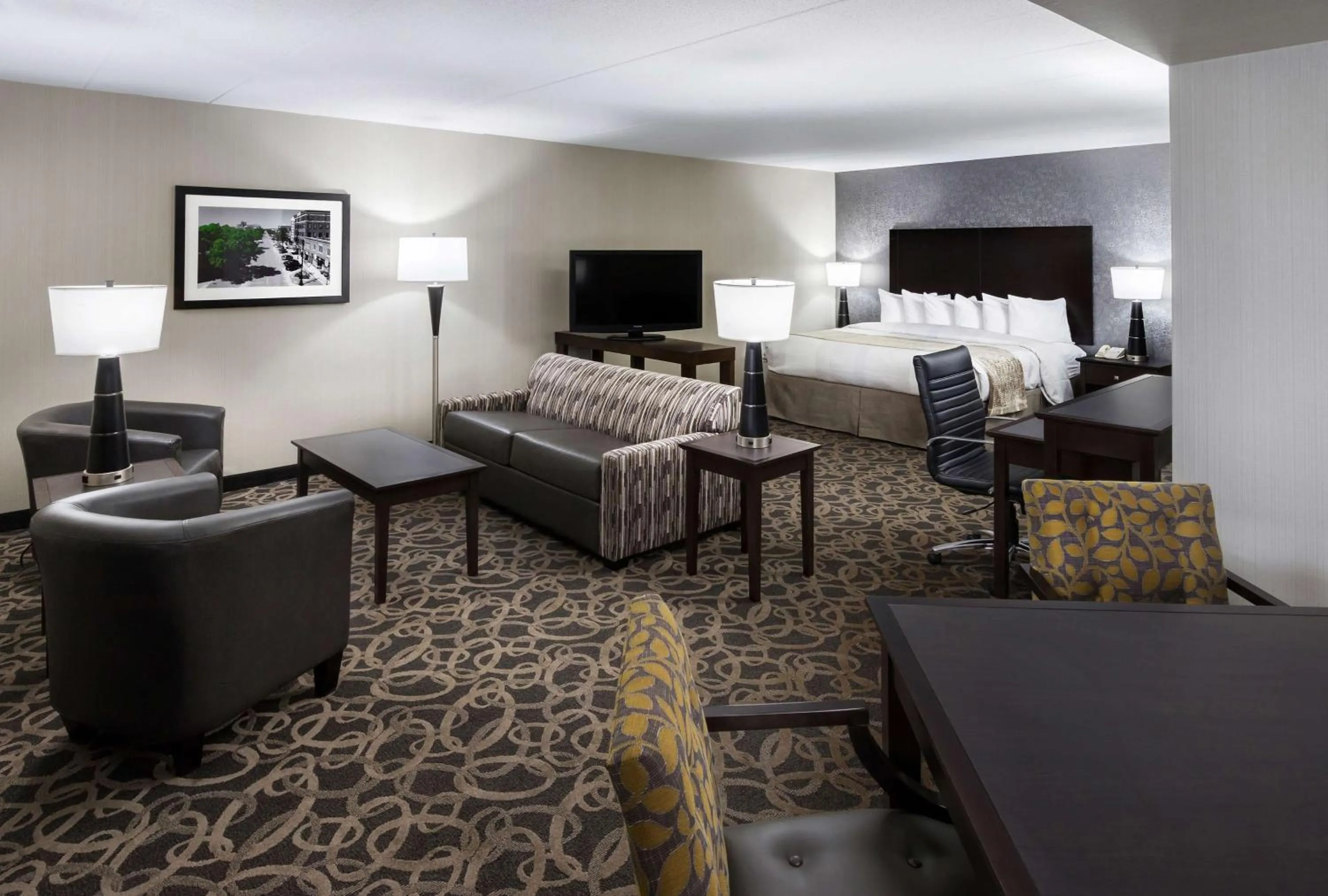 Photo of the whole room, Bed in Best Western Ramkota Hotel Aberdeen