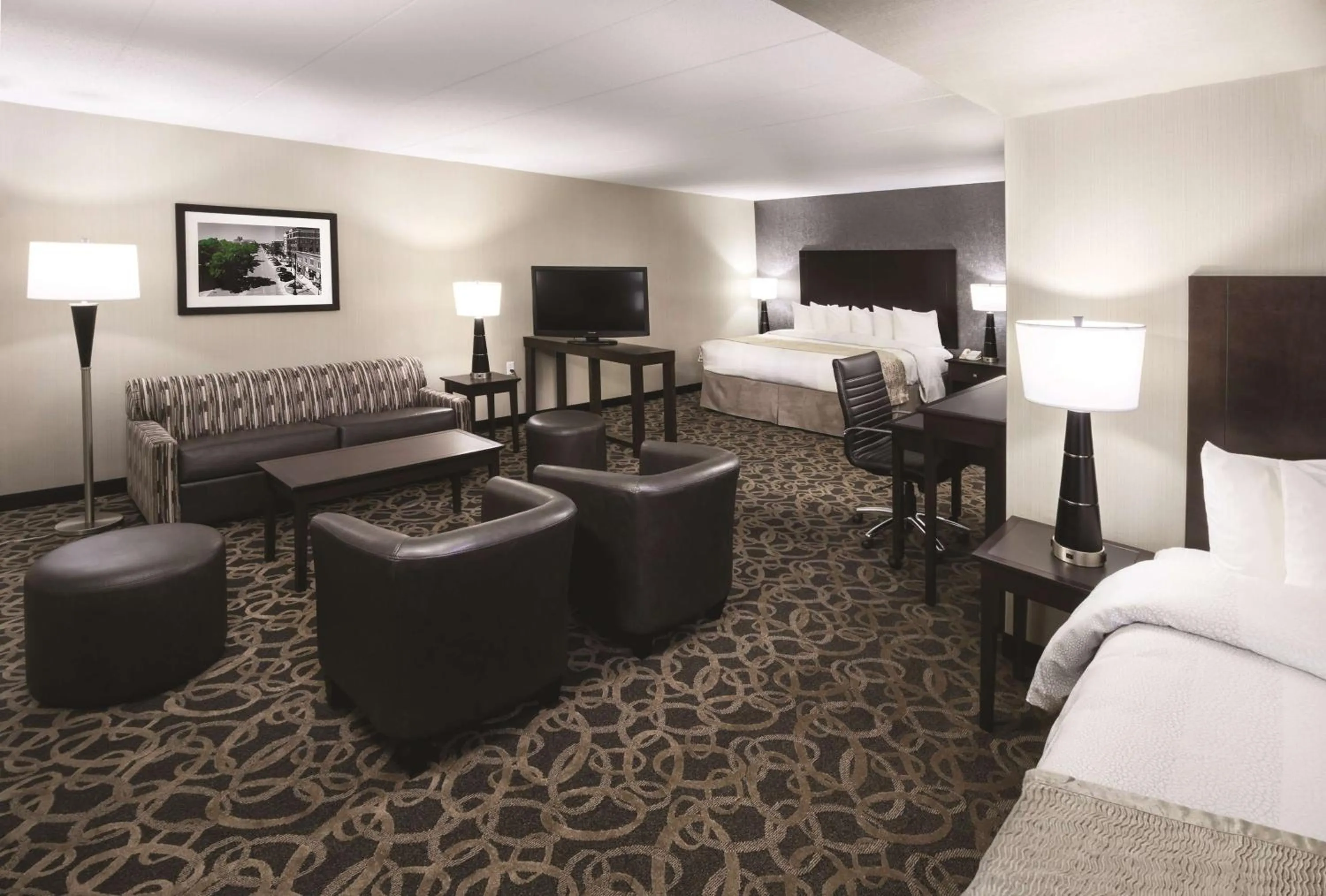 Photo of the whole room, Bed in Best Western Ramkota Hotel Aberdeen