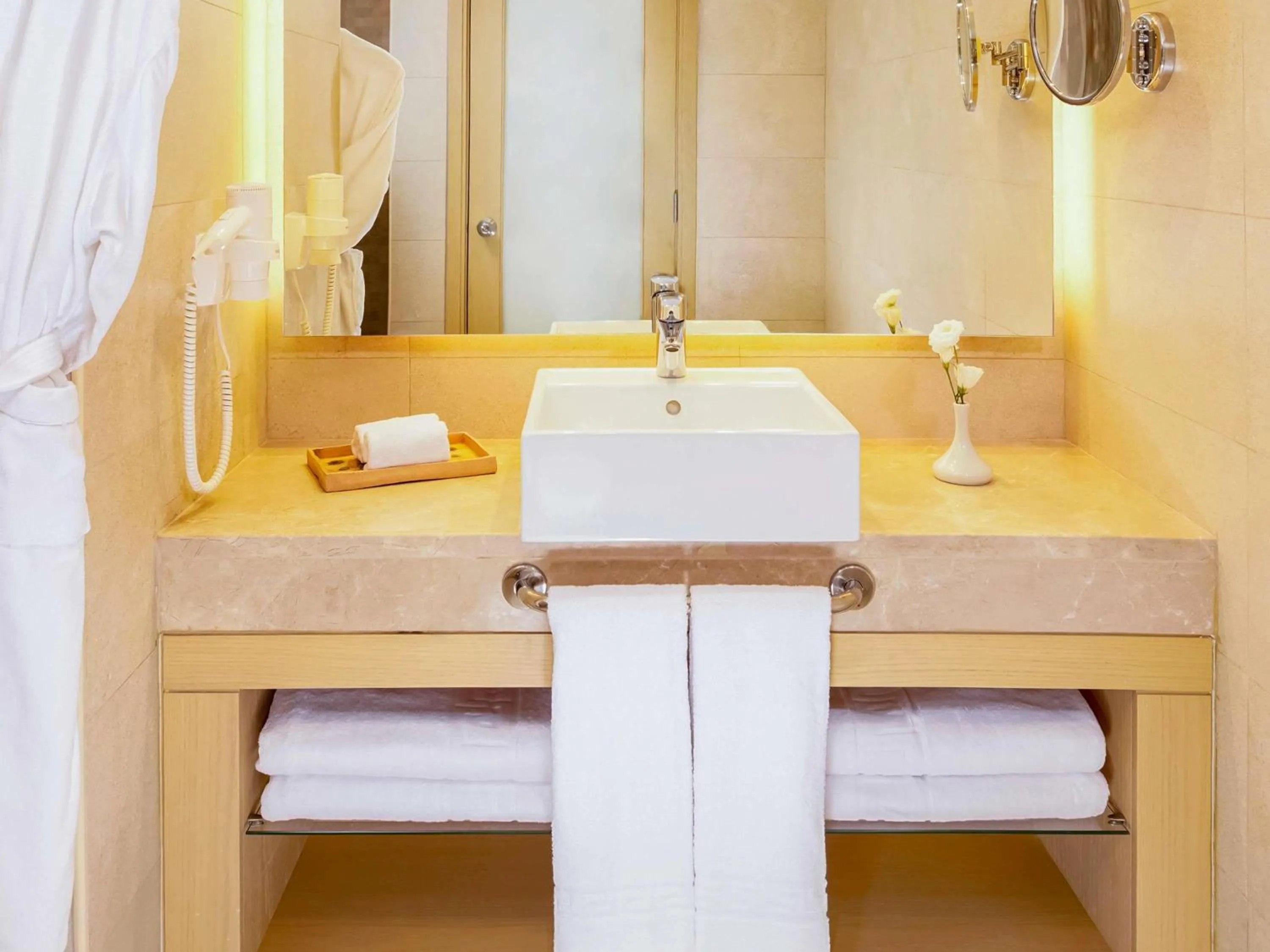 Bedroom, Bed in Mövenpick Resort Petra