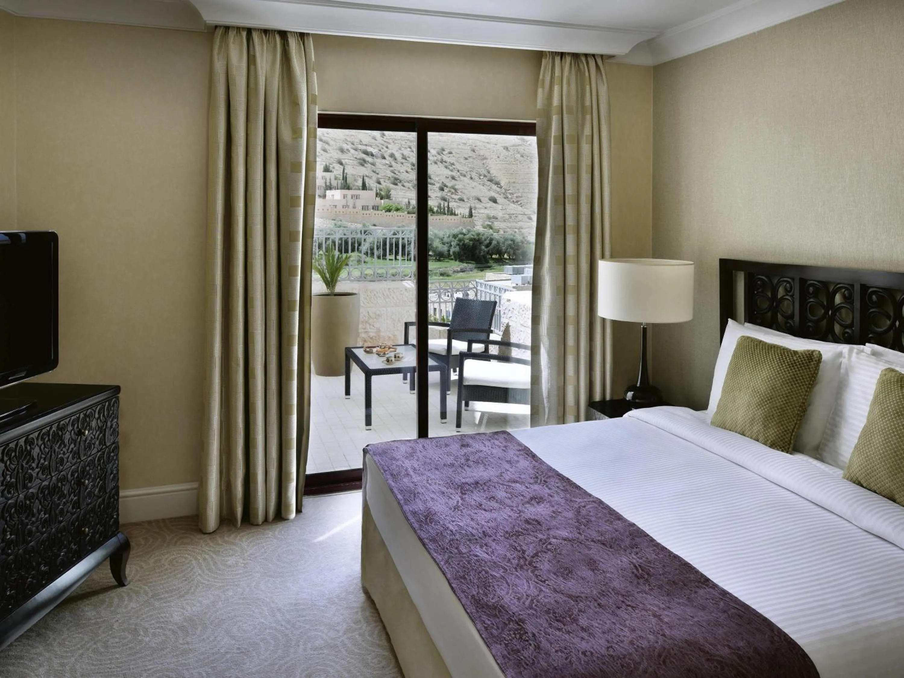 Bedroom, Bed in Mövenpick Resort Petra