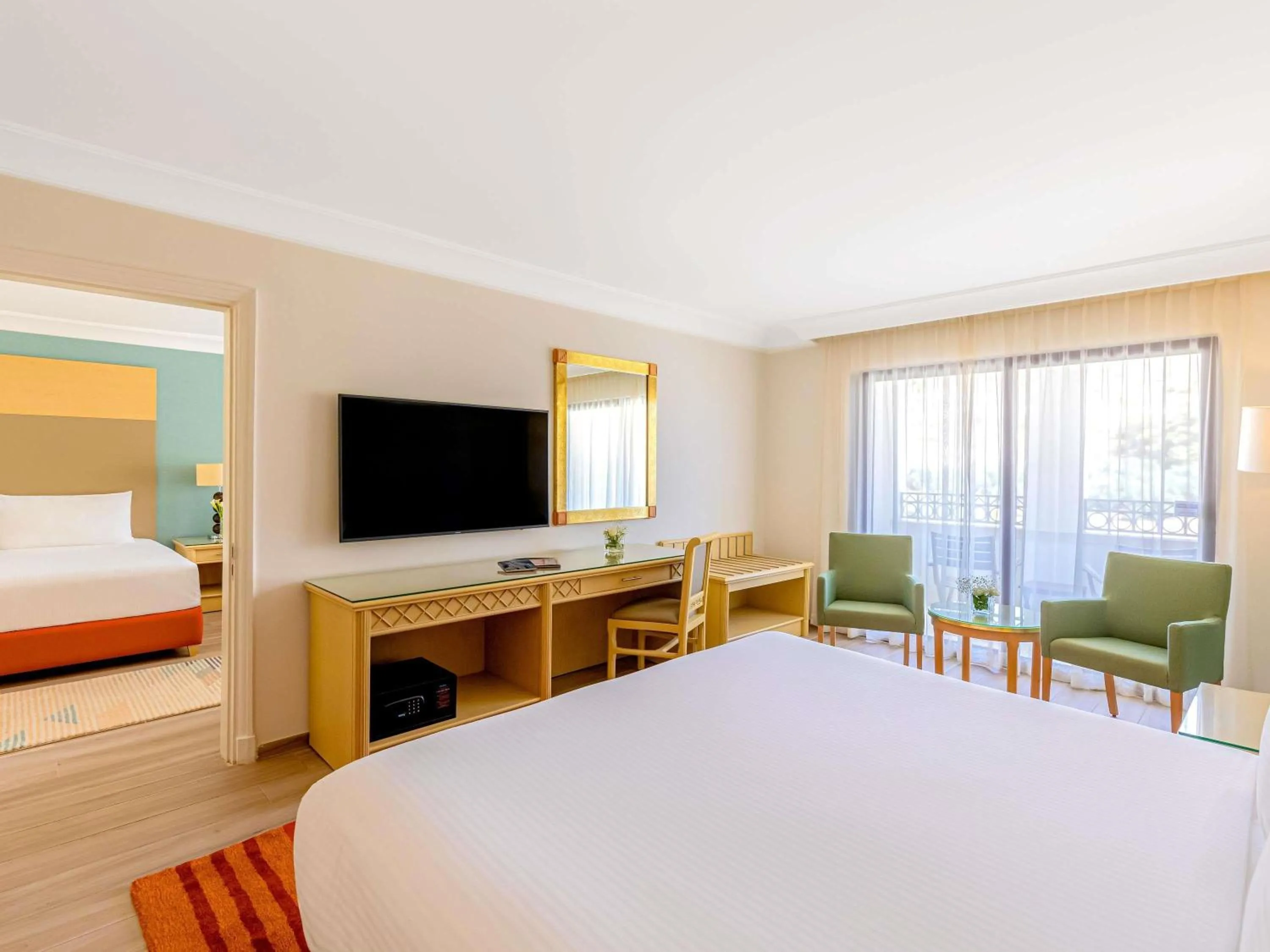 Bedroom, Bed in Mövenpick Resort Petra