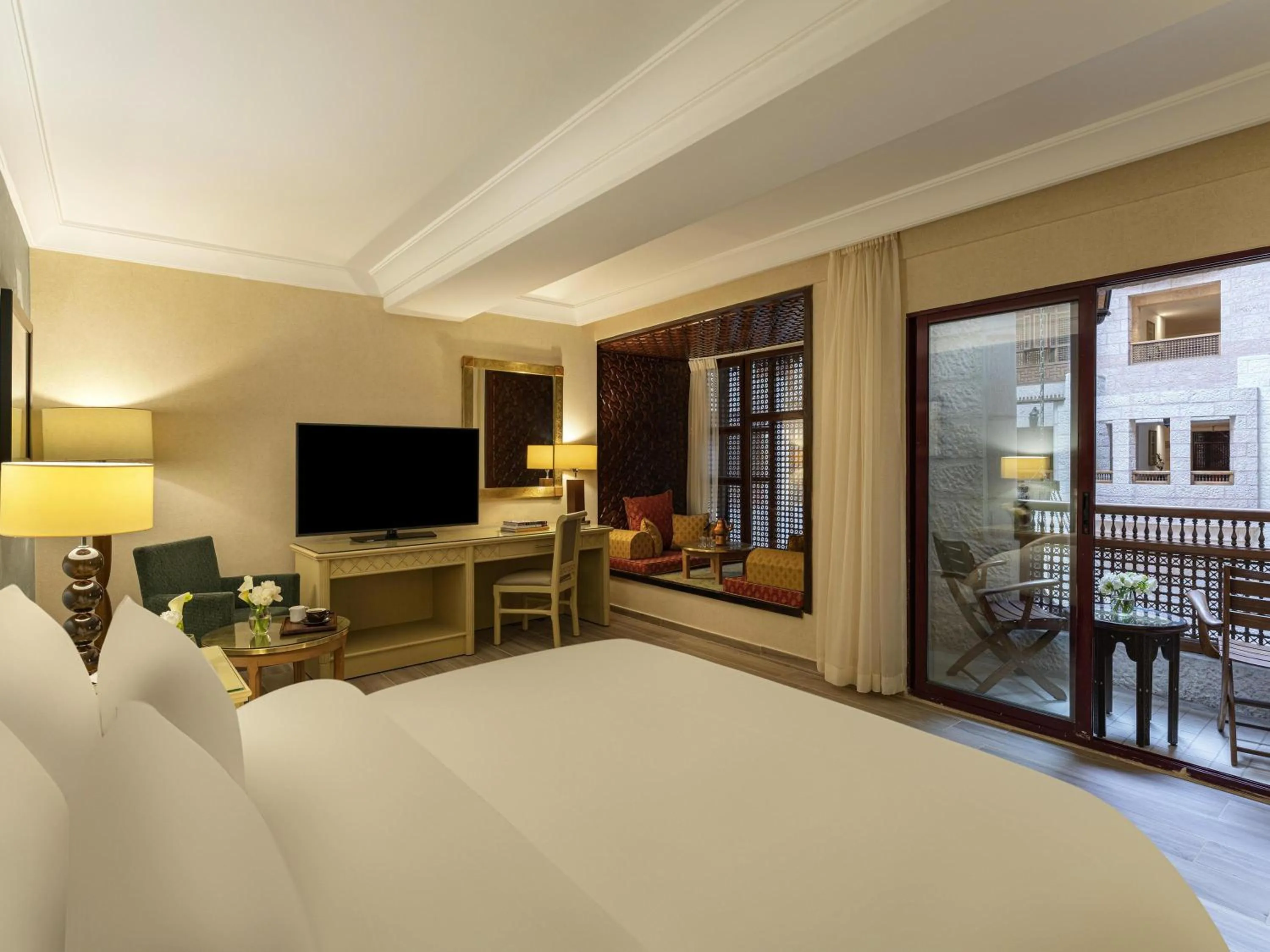 Bedroom, Bed in Mövenpick Resort Petra