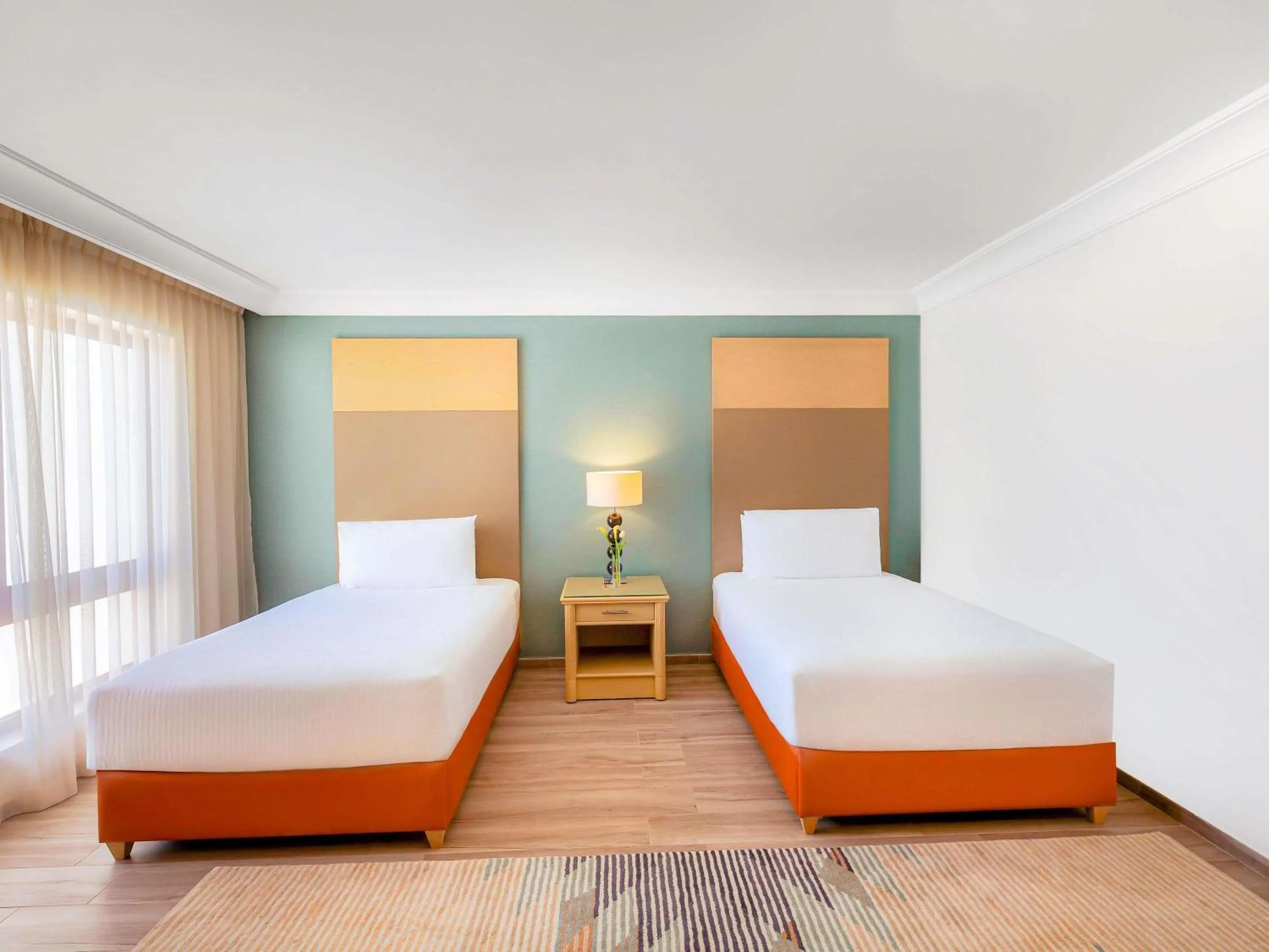 Bedroom, Bed in Mövenpick Resort Petra