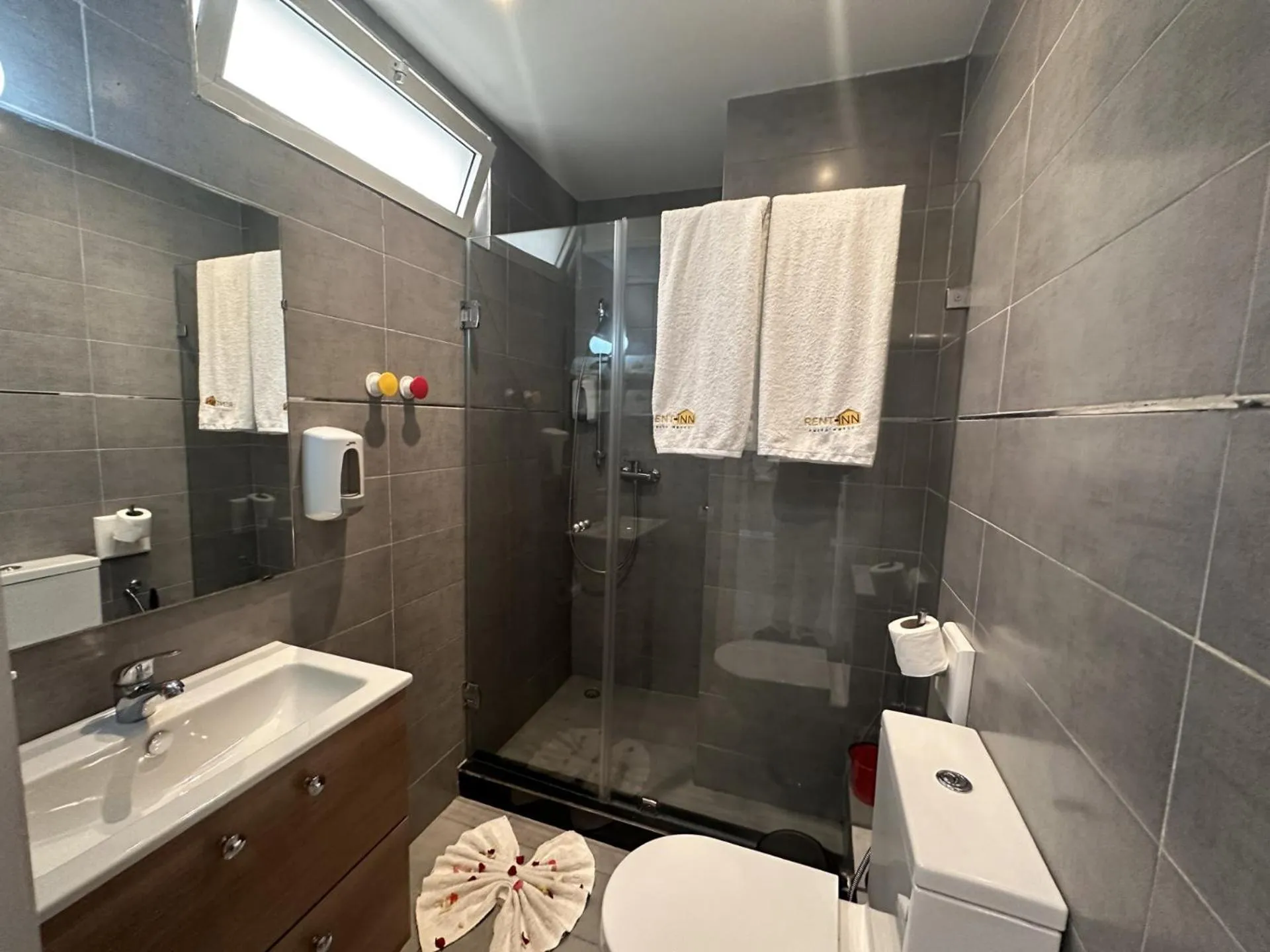 Shower in RENT-INN Suites Hotel