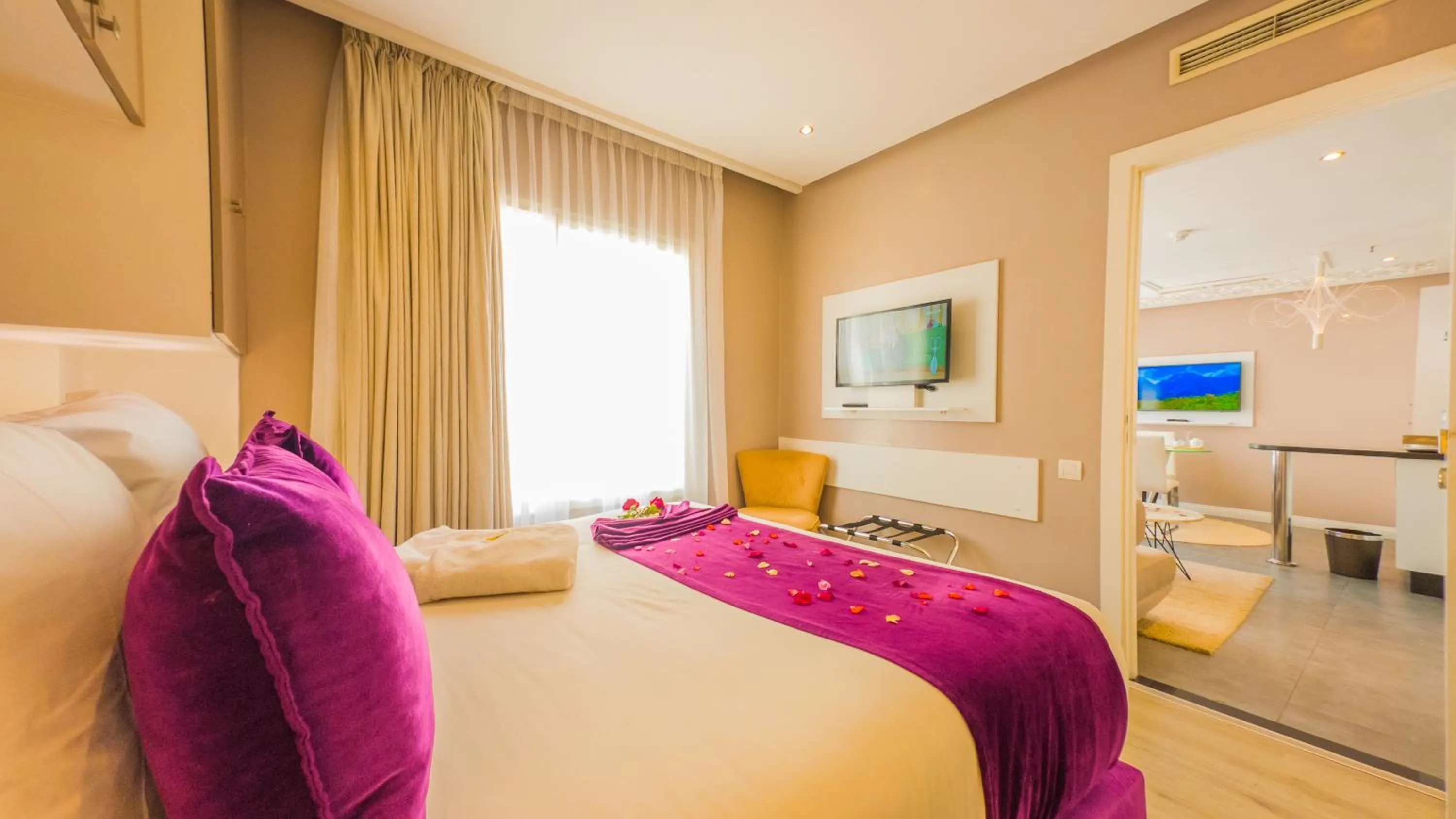 Bed in RENT-INN Suites Hotel