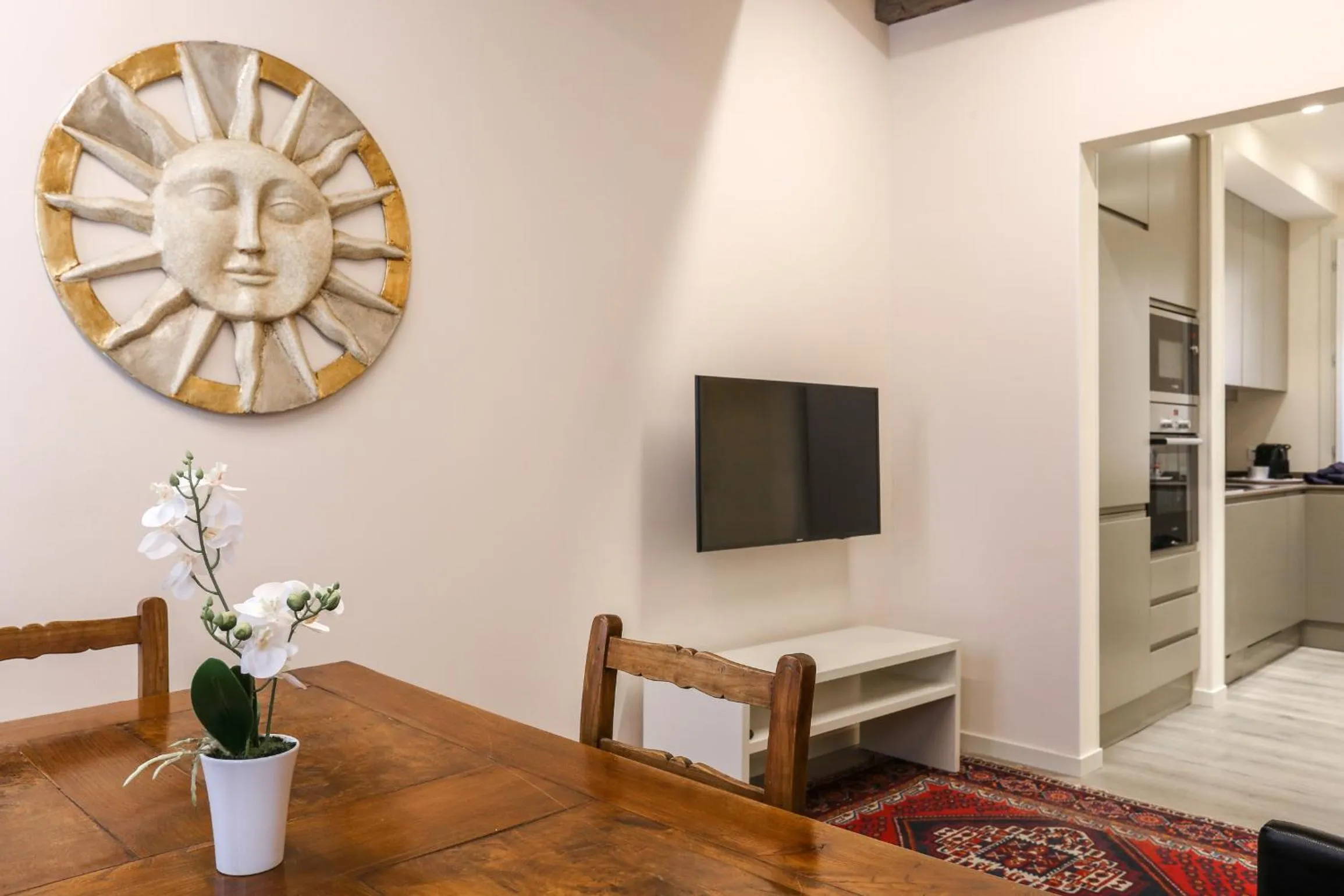 Communal lounge/ TV room in Rialto Suite 1602