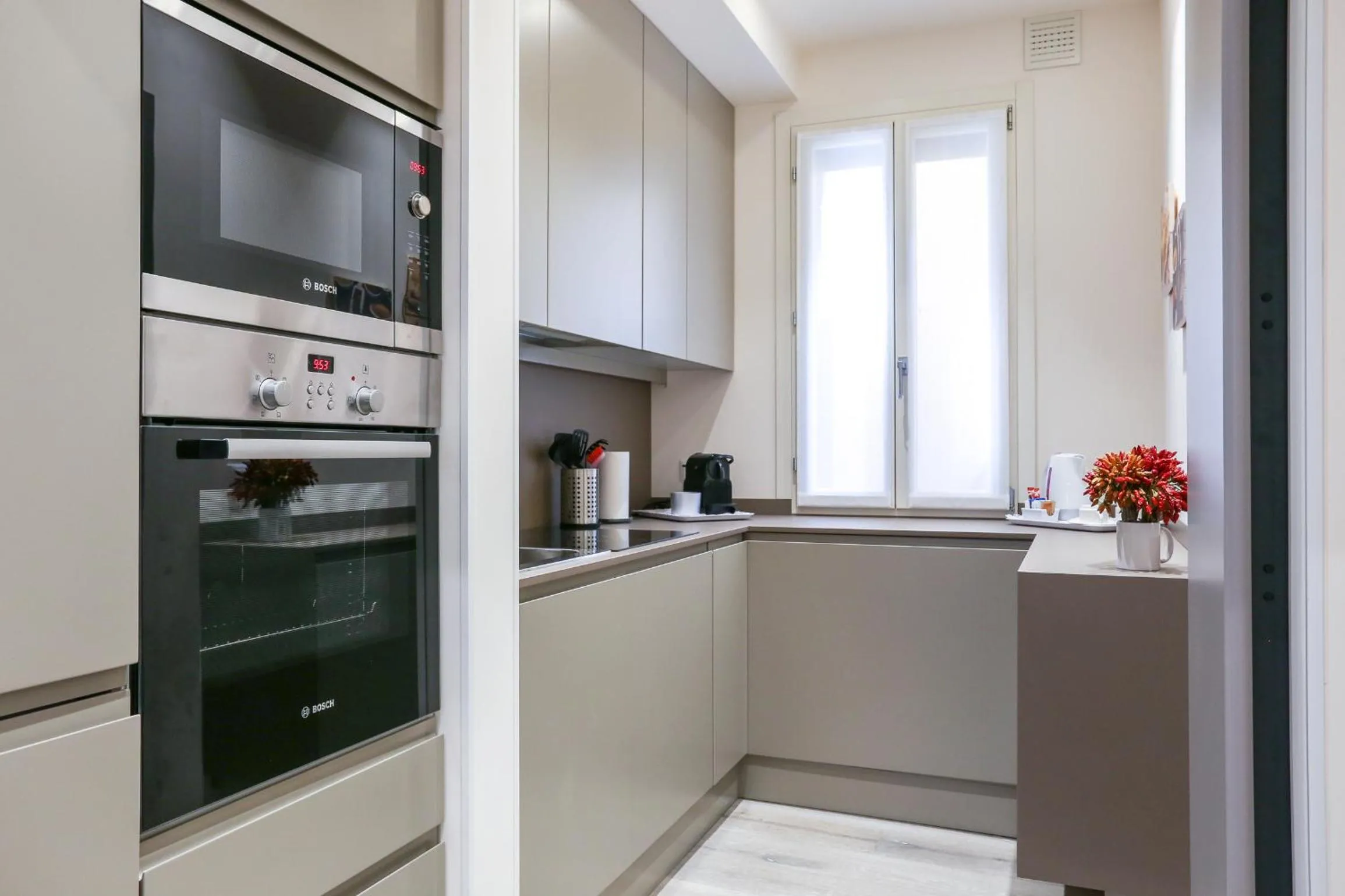 Kitchen or kitchenette in Rialto Suite 1602